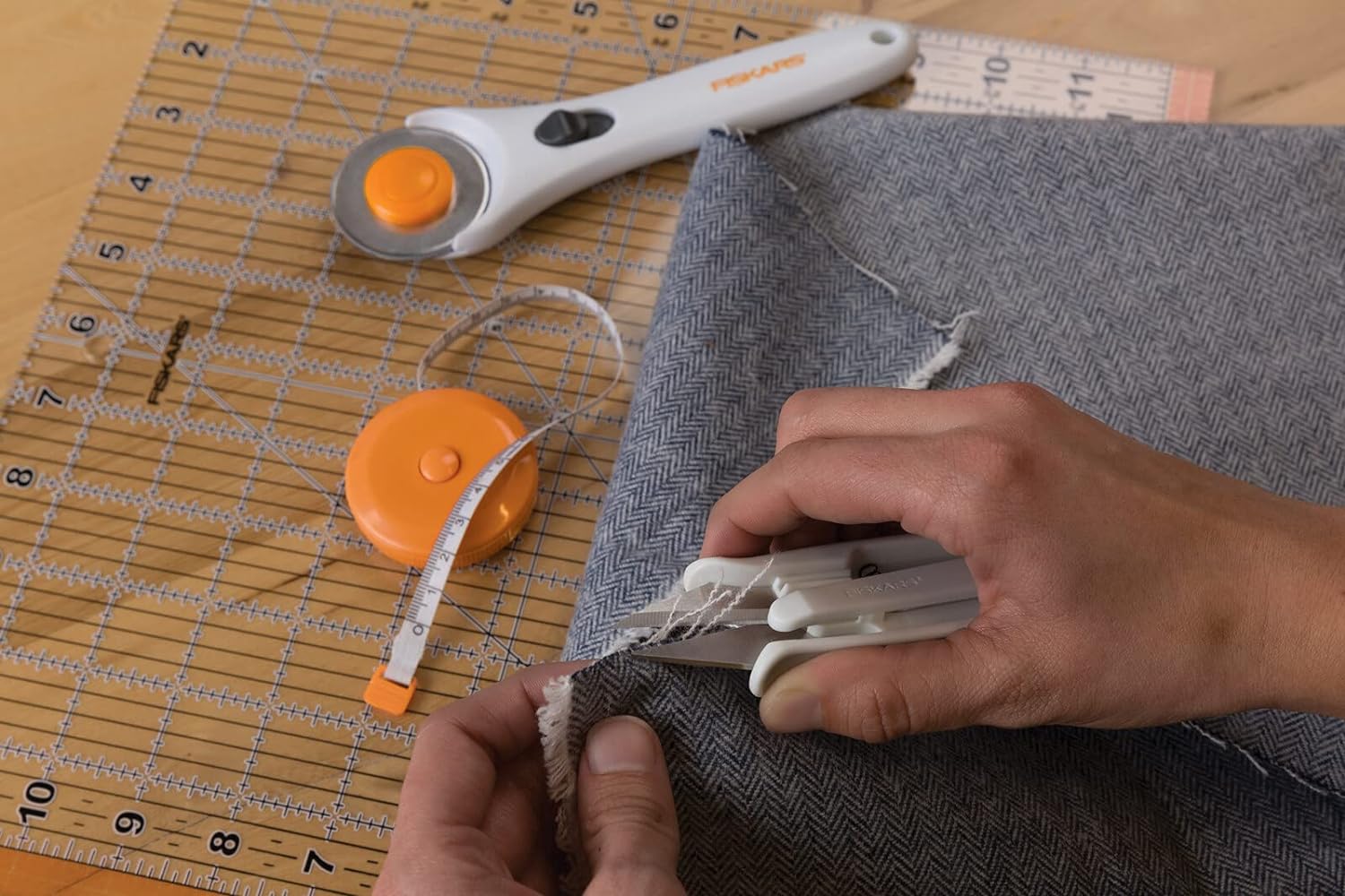 Fiskars Thread Cutting Shears, Stainless Steel, White/Orange, Standard Thread-Cutting Scissors - White