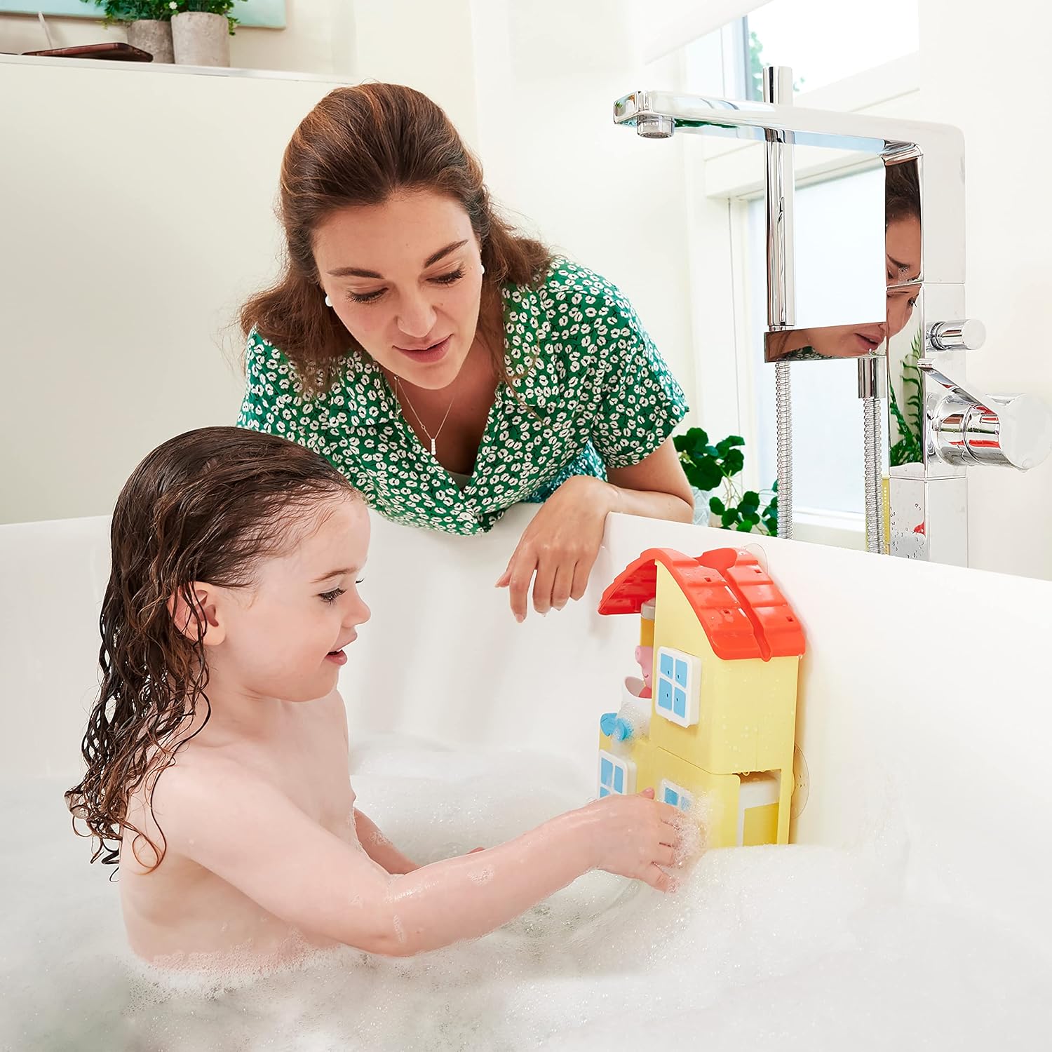 Toomies, Casita de Peppa Pig Juguete de Baño, Diferentes Estancias, Juegos de Formas, Ducha y Otras Sorpresas, 1 Figura Incluida y 3 Ventosas, niños +3 años, Bizak E73415