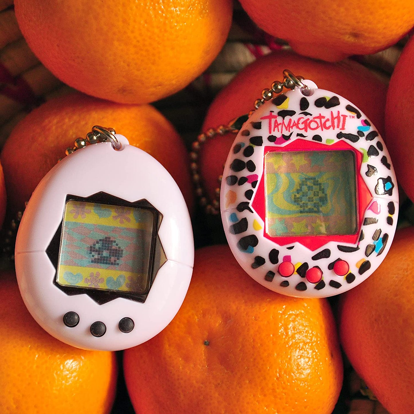 TAMAGOTCHI 42945NBNP Bandai Leoparden-Gehäuse mit Kette - Das Original Virtual-Reality-Haustier, Mehrfarbig
