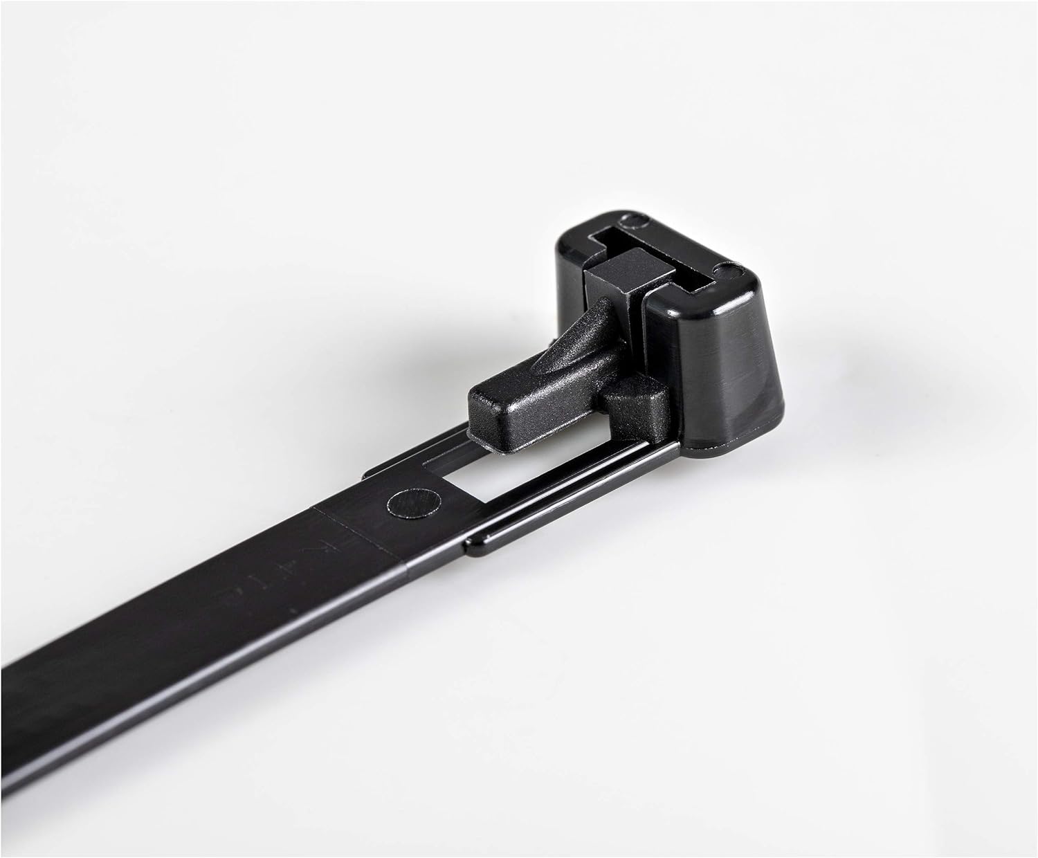 StarTech.com 6"(15cm) Reusable Cable Ties - 1/4"(7mm) wide, 1-3/8"(35mm) Bundle Dia. 50lb(22kg) Tensile Strength, Releasable Nylon Ties, Indoor/Outdoor, 94V-2/UL Listed, 100 Pack