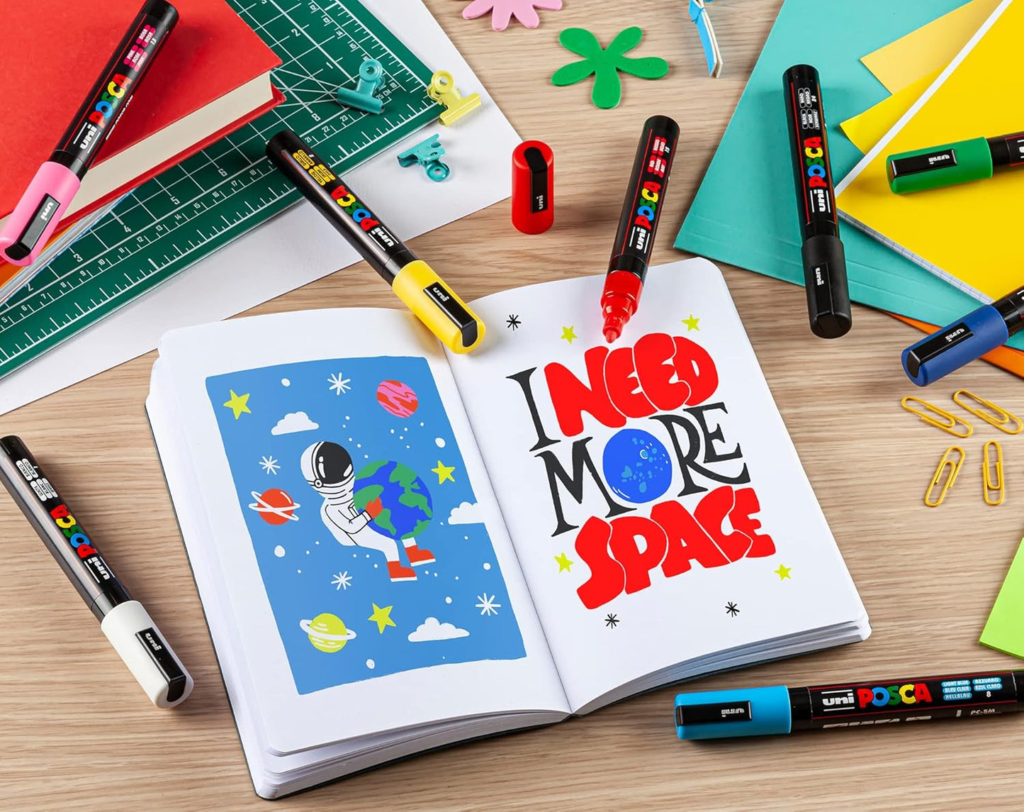 Posca - UniPosca Set con 4 rotuladores acrílicos surtidos, variedad original de punta redonda 1,8-2,5 mm - Colores para niños y artistas Uni válidos como colores para tejidos, madera, vidrio y otros