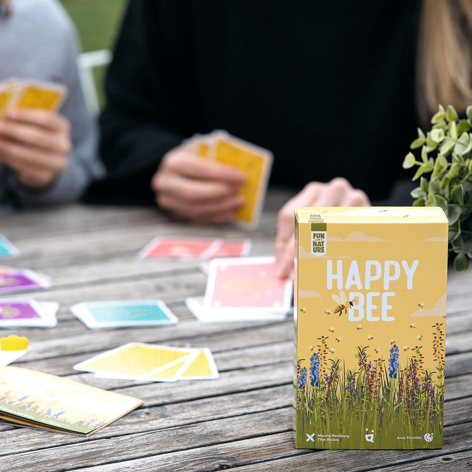 Helvetiq | Happy Bee | Card Game | Ages 8+ | 3-6 Players | 15 Minutes Playing Time