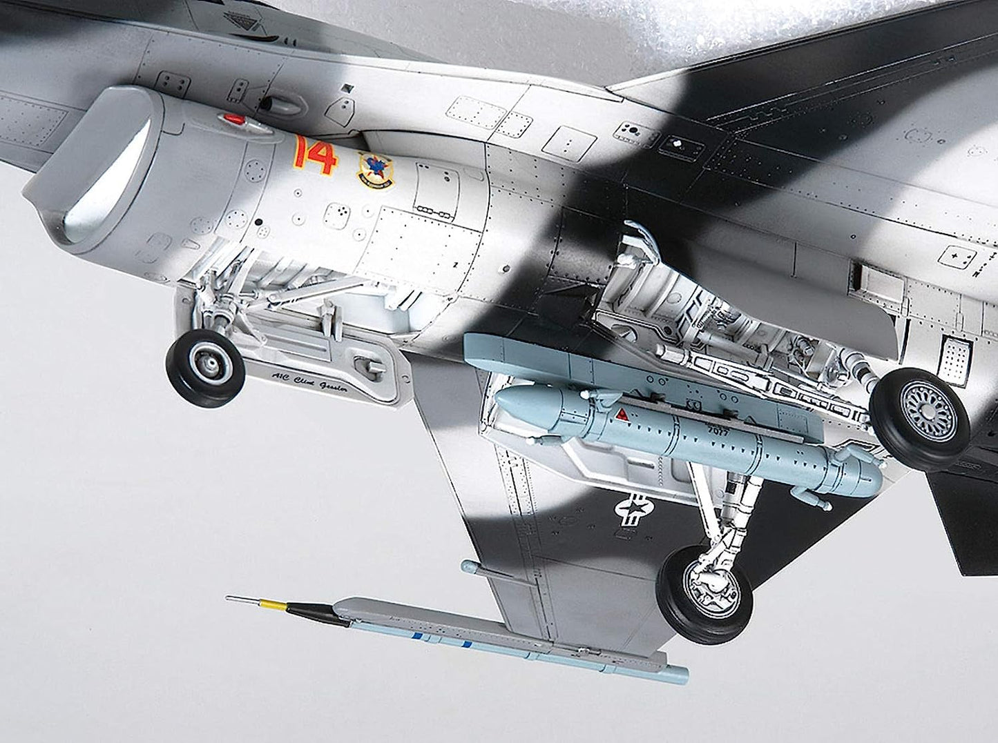 Hisinsa-[' F-16C/N' (-) (-) Kit Modelo, Color, Azul Marino, Rojo, Small (Tamiya 61106