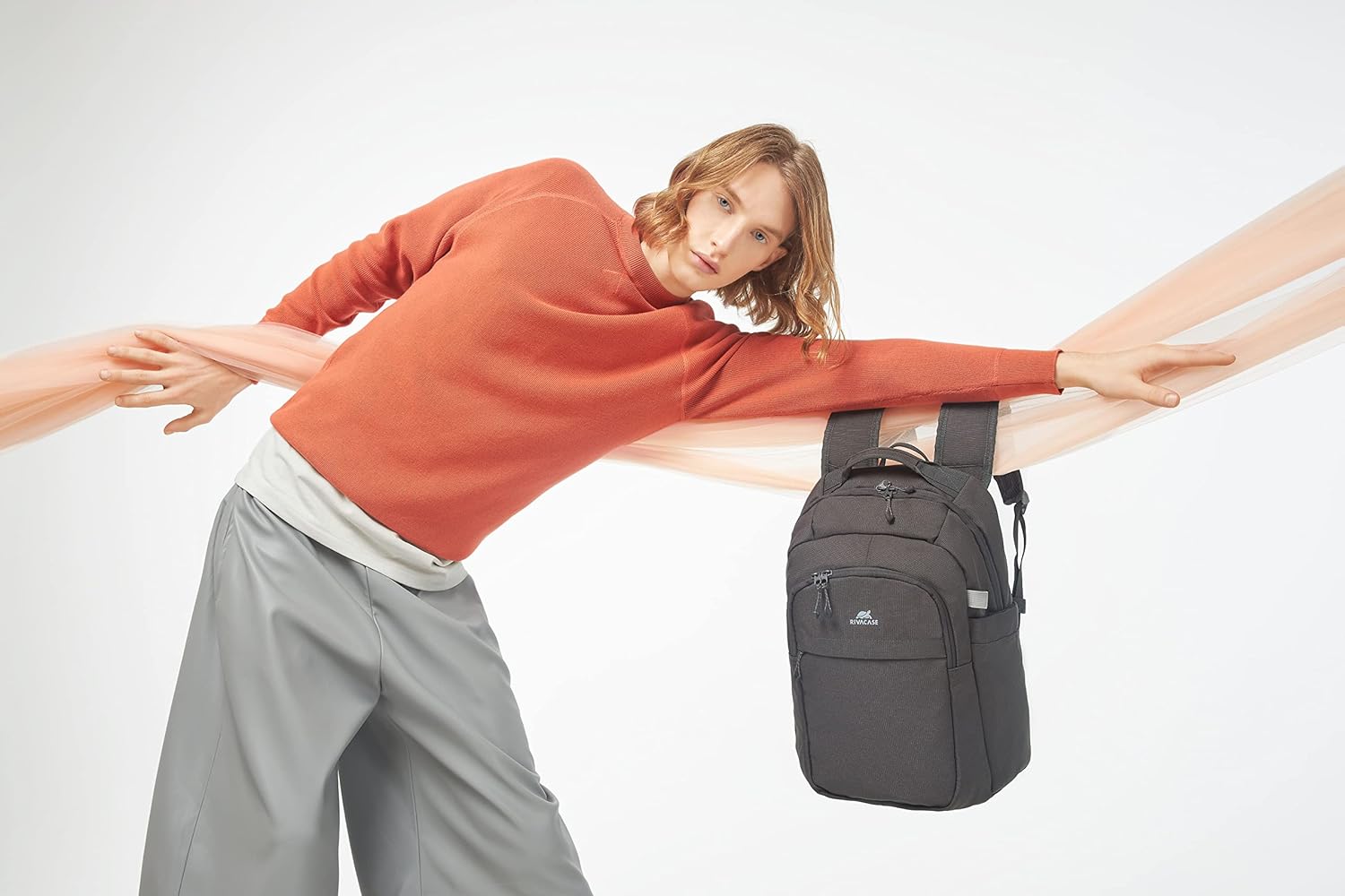 Rivacase modischer Rucksack, kleiner Laptoprucksack für Damen und Herren, Cityrucksack für Tablet bis 14 Zoll – wasserabweisender Rucksack für Arbeit und Freizeit / 16L Grau