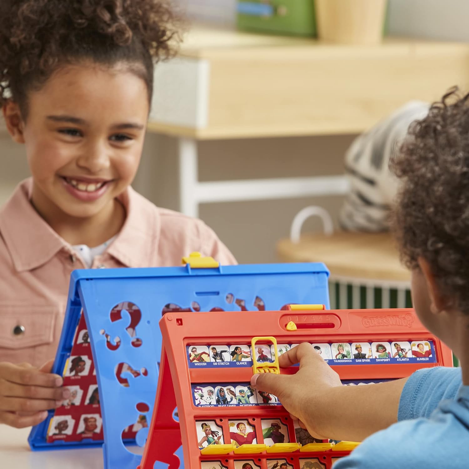 Wie is het? Origineel raadspel, bordspel voor kinderen vanaf 6 jaar, voor 2 spelers (Franse versie