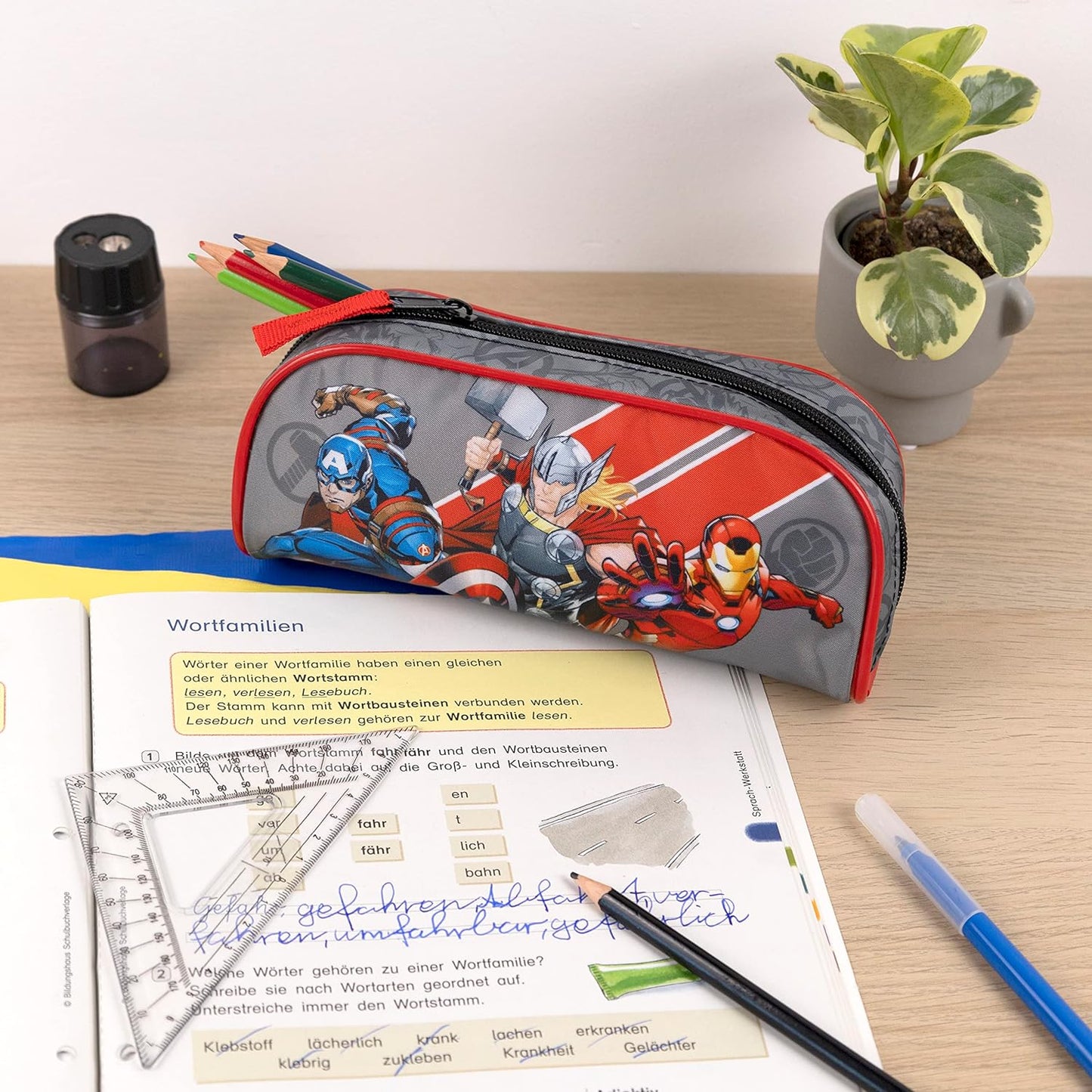 Undercover Marvel Avengers Pencil Case - Pencil Case for School - Stylish Case with Avengers Motif - Pencil Case for Teenagers - Ideal for Back to School - Marvel Fan Item