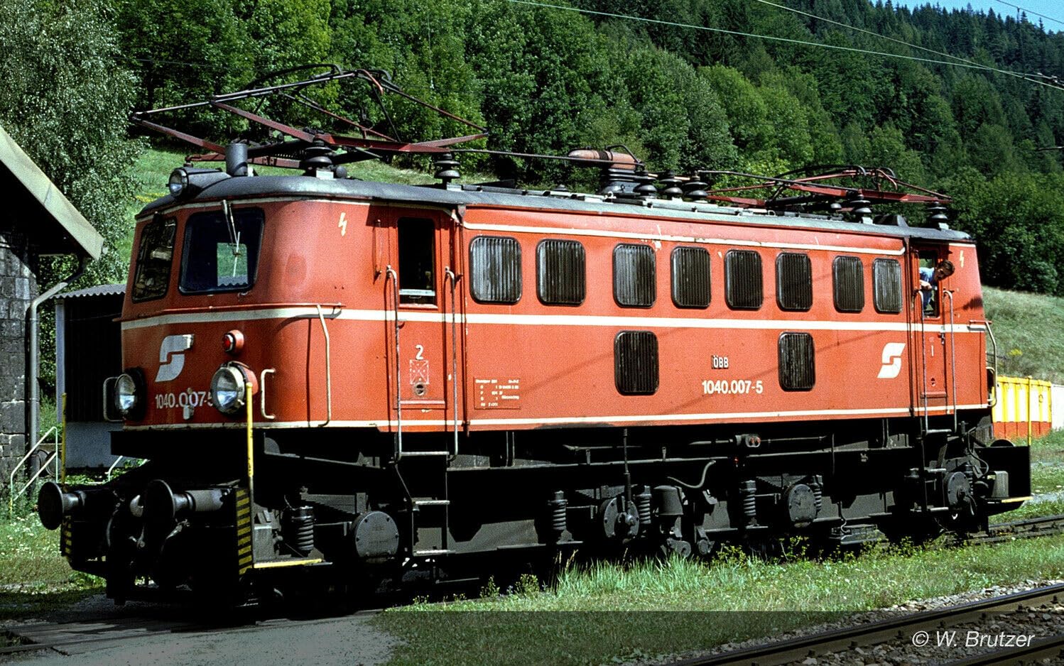 Rivarossi Locomotora eléctrica HR2940 OBB 1040 007-5, rejillas de ventilación laterales, librea bermellón con tres líneas de decoración, techo bajo, escalones en la parte delantera
