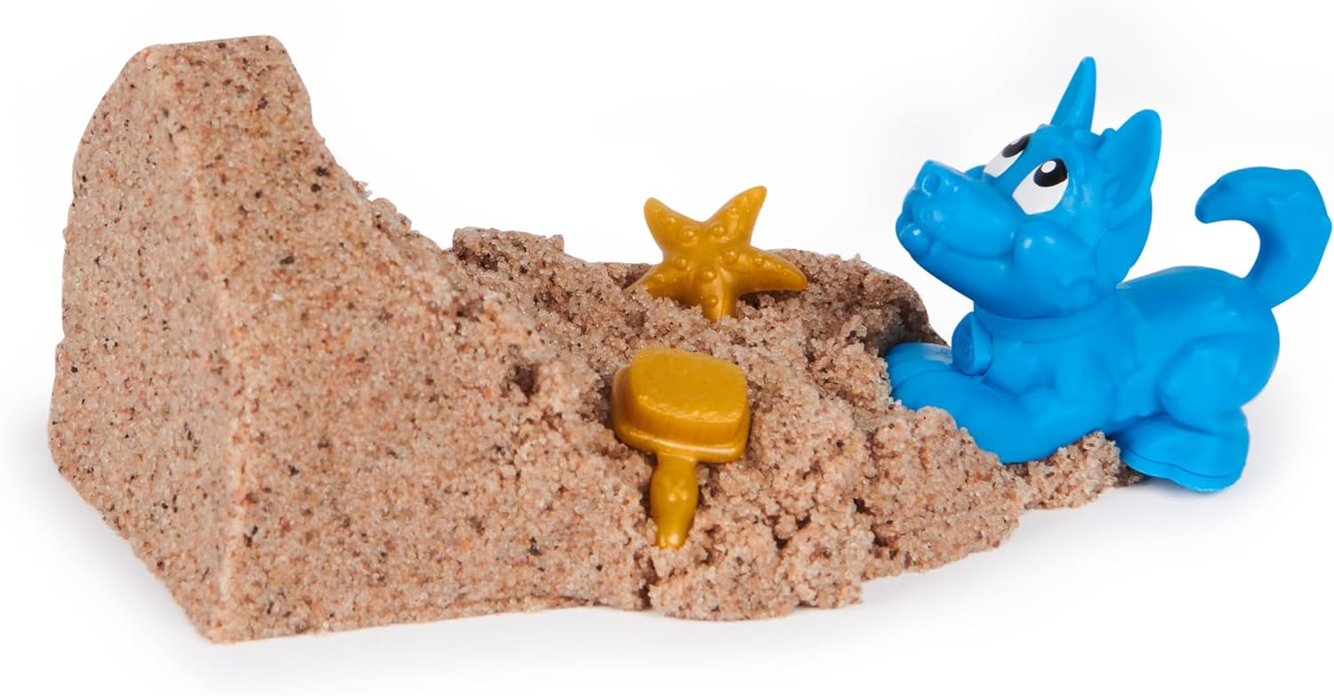 Kinetic Sand Dog House - with 170 g Magic Beach Sand, 1 Dog Figure and Accessories for Creative Indoor Sand Play Fun, for Children from 3 Years