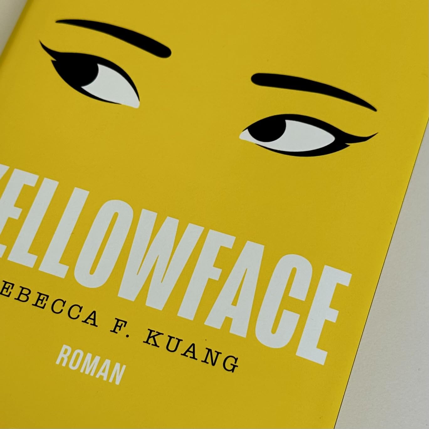 Yellowface: Roman. »Rasiermesserscharf!« TIME