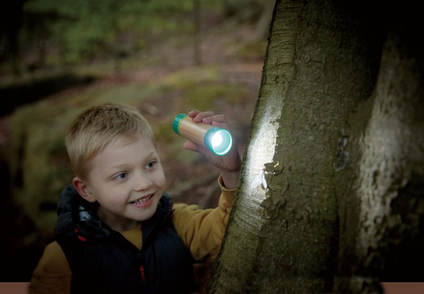 Hape Nature Fun Hand-Taschenlampe zum Kurbeln aus Bambus und pflanzlichem Kunststoff, mit Tasche, ab 4 Jahre