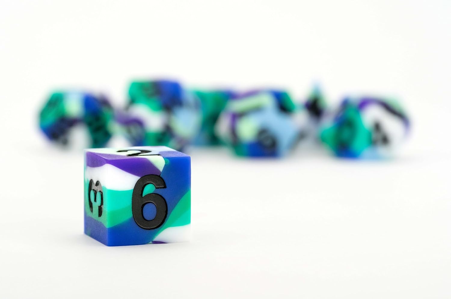 FanRoll by Metallic Dice Games - Set di dadi in gomma siliconica con bordo affilato, 16 mm, per uomini gay