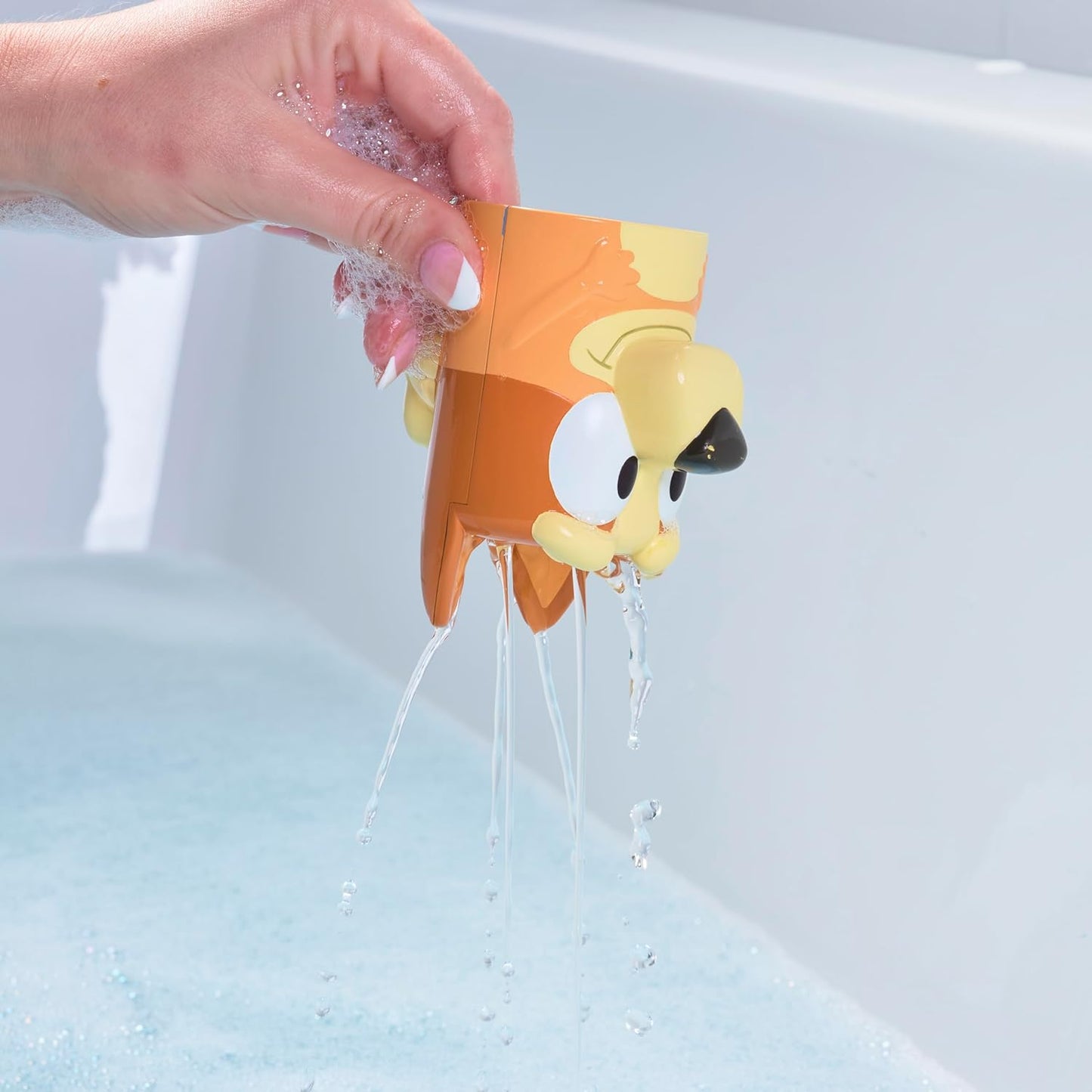 Toomies Bluey Splash and Float Bingo - Bath Toy Pourer Cup with Shower Holes and Water Wheel Toy Pool Ring- Sensory Water Toys - Officially Licensed Bluey Toys - Baby Bath Toys for +18 Months