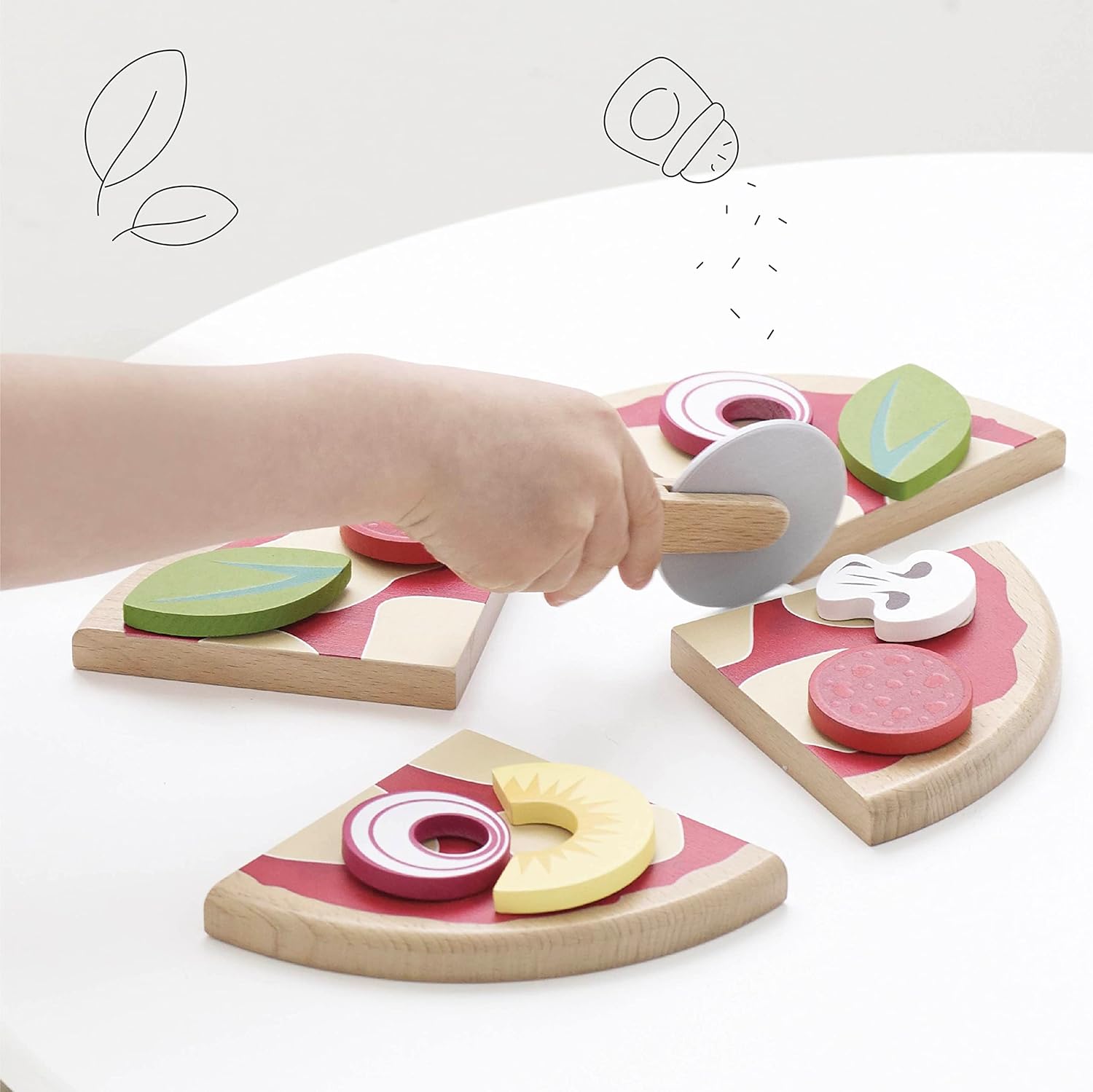 Le Toy Van - TV279 - Juguete Educativo Juego de Pizza para niños a Partir de 2 años, Fieltro Juego Pizza, Montessori, Fabricado en Madera, 13 Piezas, Incluye Cortador de Pizza, Juego ecológico