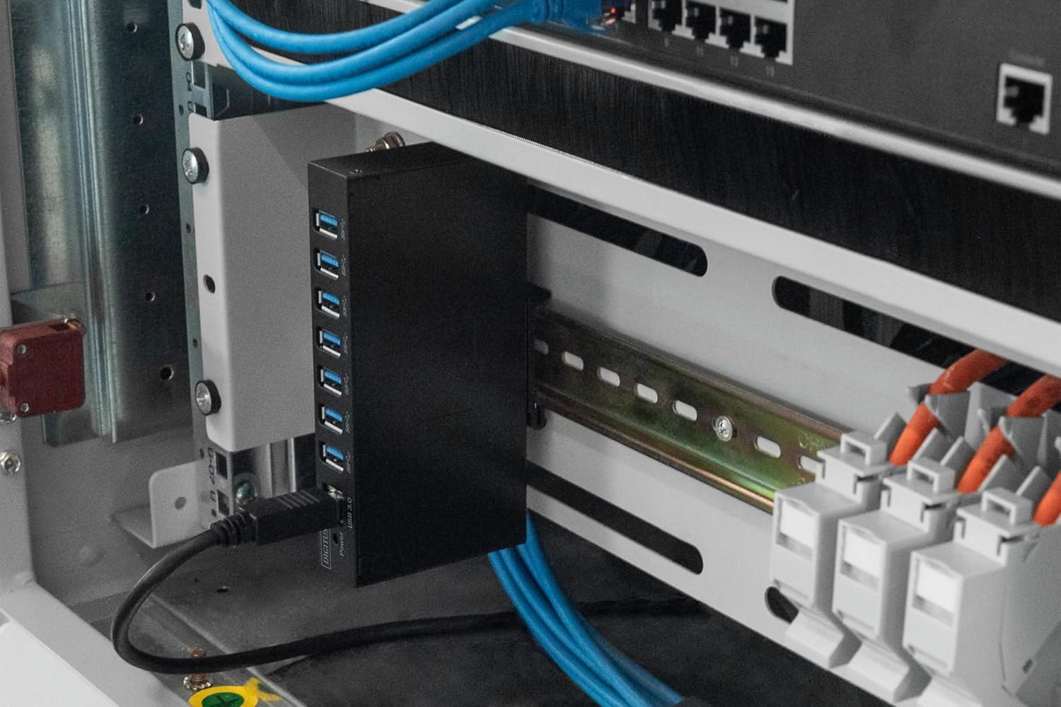 DIGITUS Industrial 7-Port USB Hub - 7X USB-A - USB 3.0-5Gbps - USB SuperSpeed - 15kV ESD Protection - DIN Rail Mounting - Black USB 3.0 - 7 ports - metal housing 5 Gbit/s
