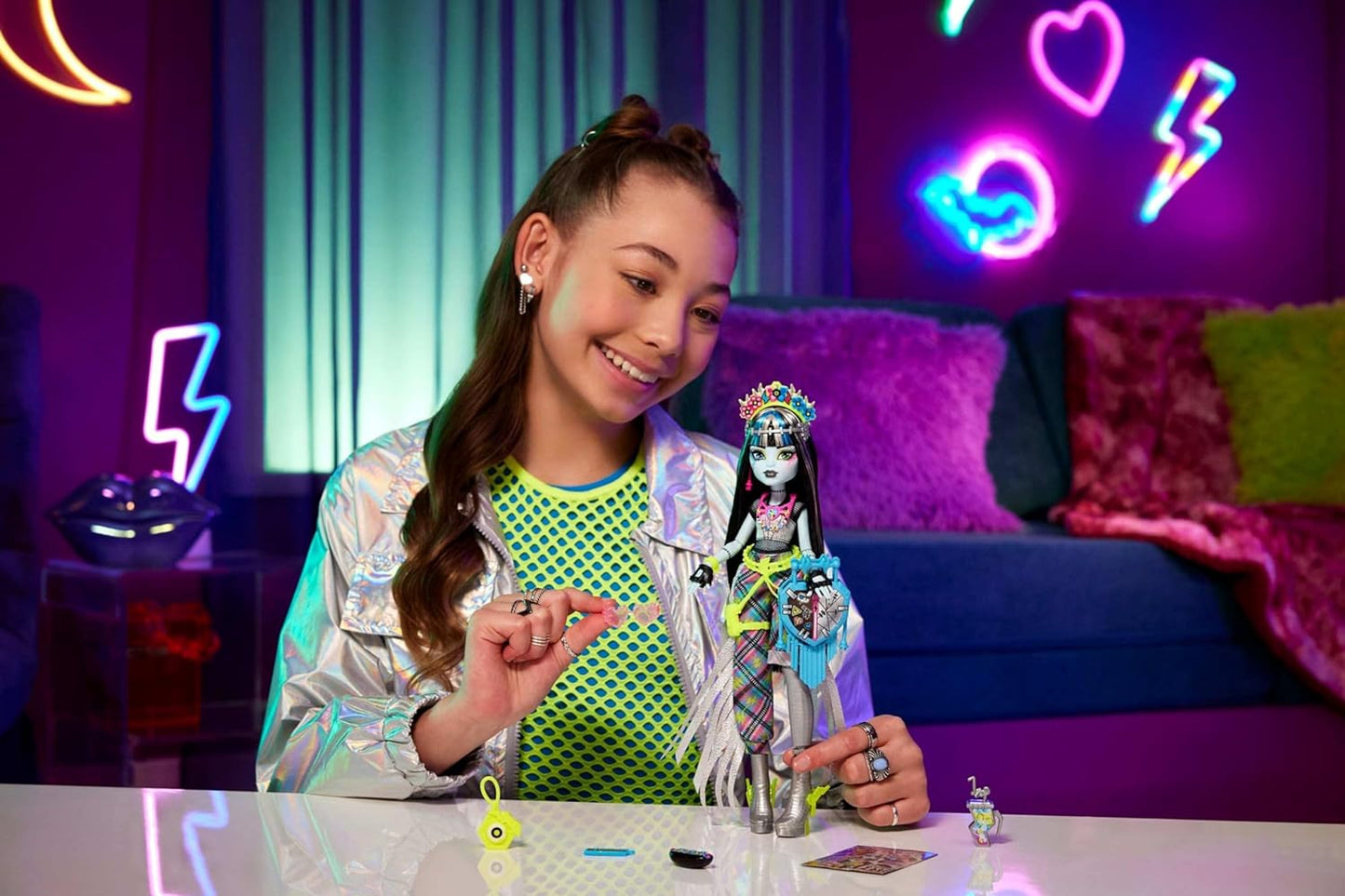 Monster High Monster Fest Frankie Stein, Muñeca con Top de Malla, Pantalones Plateados de Flecos asimétricos y Accesorios con temática de Festival, Juguete Regalo para niños y niñas +4 años, HXH79