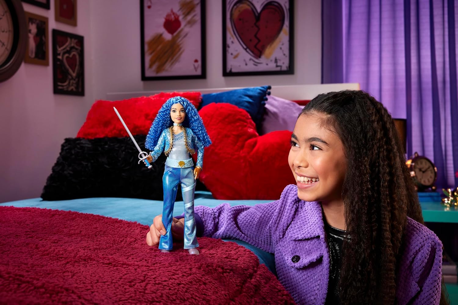 Mattel Disney Descendants: The Rise of Red Fashion Doll & Accesorio, Princesa Chloe Charming, Hija de Cenicienta con ropa y espada inspiradas en la película