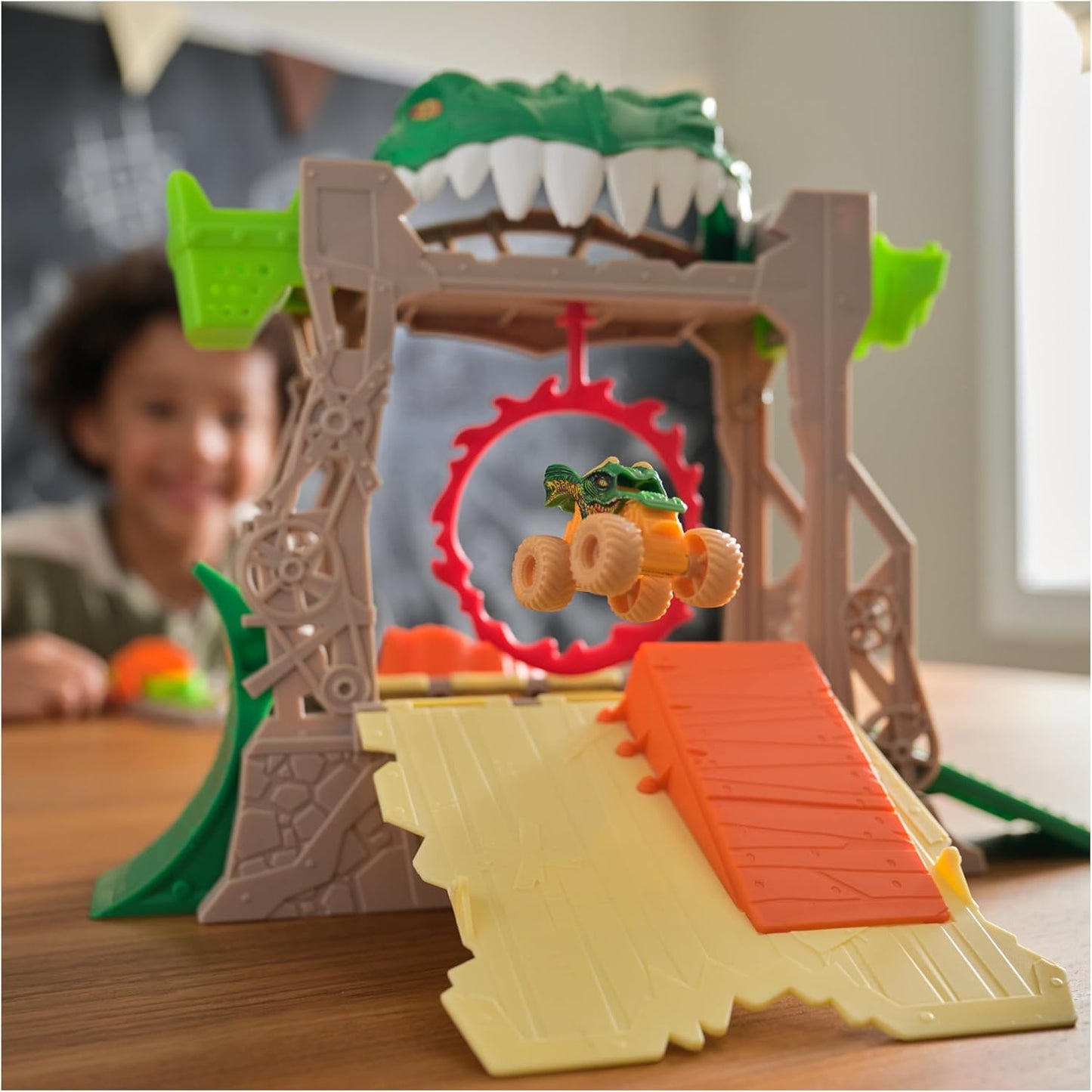 Monster Jam, Dragon Dungeon of Doom Playset, Mini Jams, Exclusive Die-Cast Dragon Monster Truck 1:87 Scale, Kids’ Toys for Boys Aged 3 4 5 6+