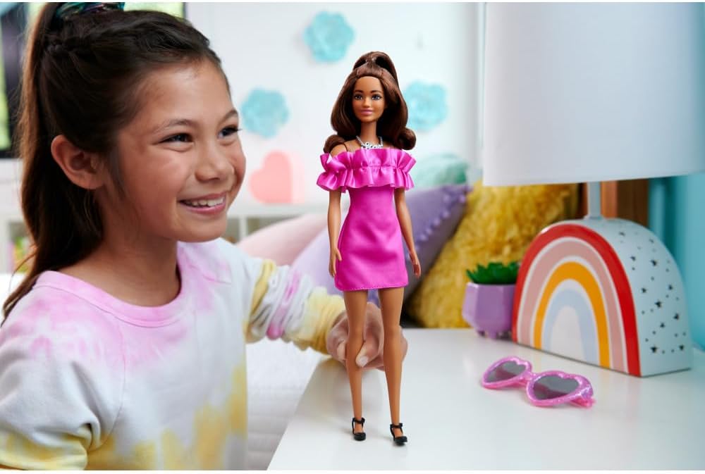 Barbie Fashionistas Muñeca n. 217, muñeca de Moda Coleccionable del 65. Aniversario con Pelo Ondulado castaño semirrecogido y Vestido Rosa - para niños y niñas + 3 años, HRH15