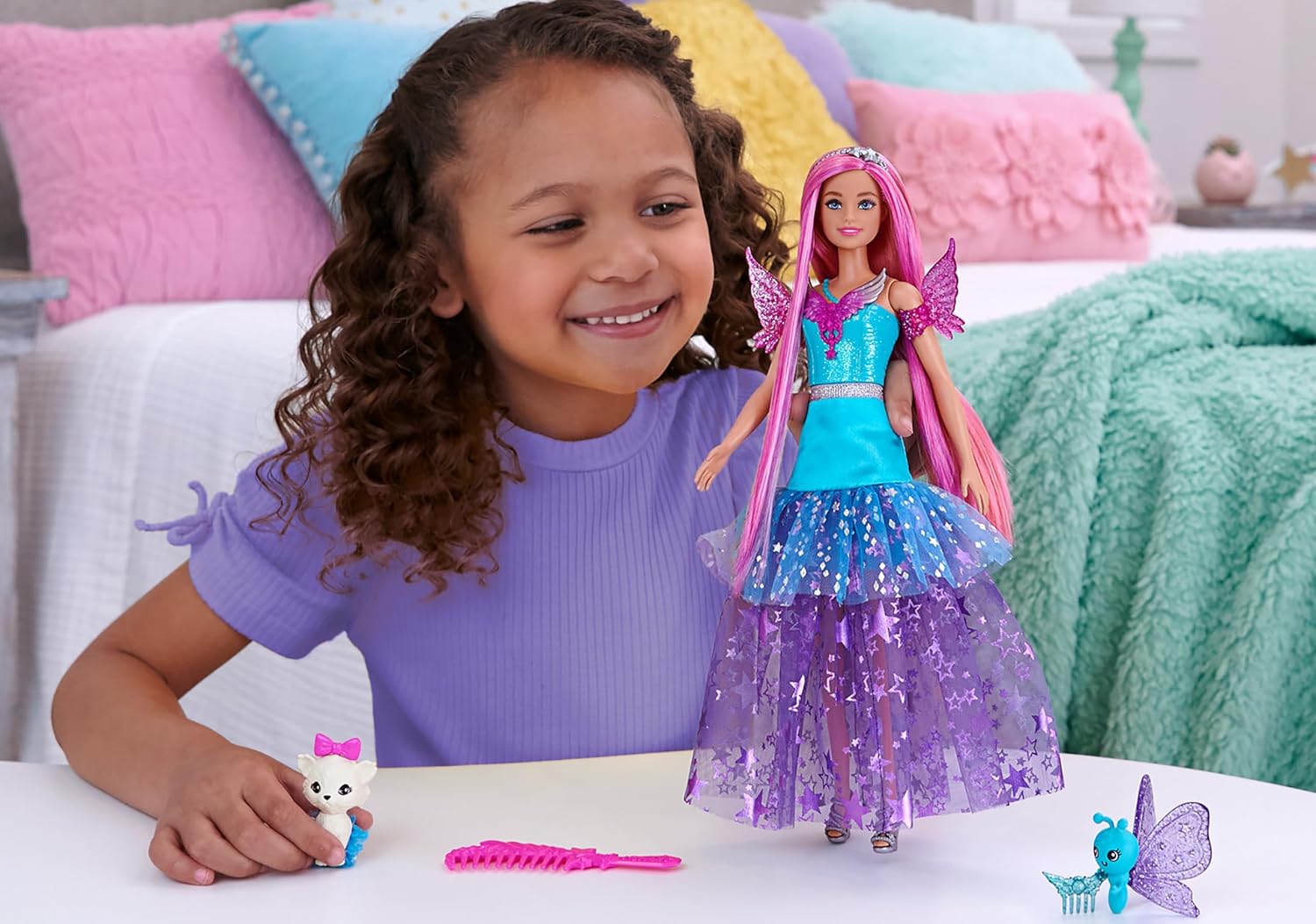 Barbie Muñeca Malibú Hada con Dos Mascotas fantasía, Pelo Rosa, Accesorios para peinar, alas y Vestido de Estrellas, de la Serie Un Toque de Magia, Juguete +3 años (JCW48
