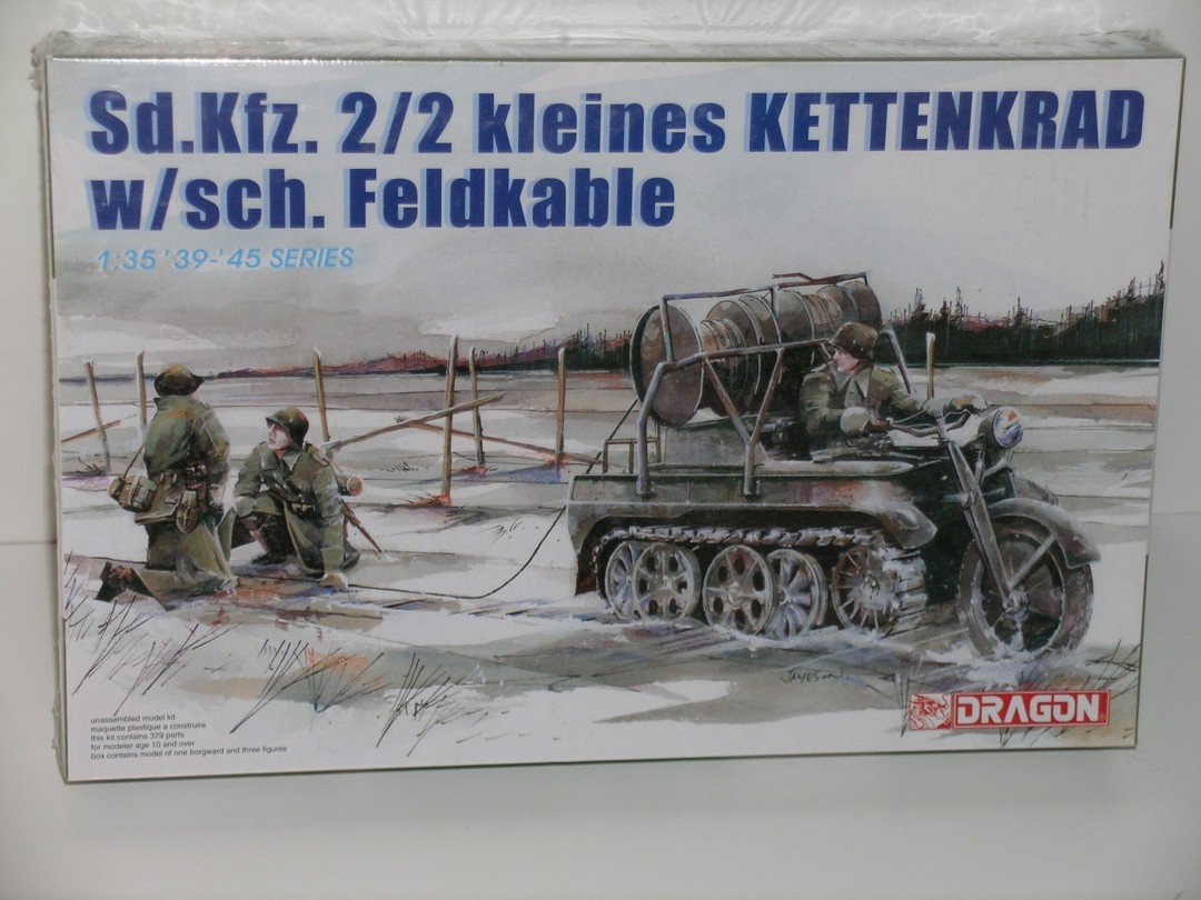``Sd.Kfz.2/2 Kleines Kettenkrad W/Sch.Feldkable (Driver And Crew Included)``