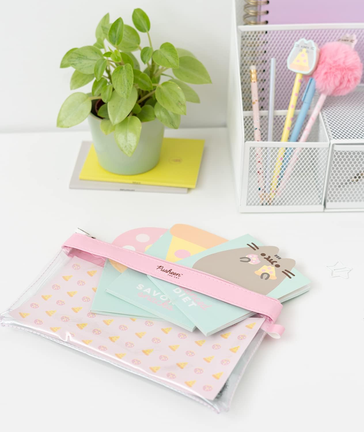 Grupo Erik Schreib Set Pusheen Schreibwaren Set - Kugelschreiber Blaue Mine mit Pusheen Plüsch Topper - Notizheft Klein 3 Stück - Bleistift mit Radiergummi, SEGE001