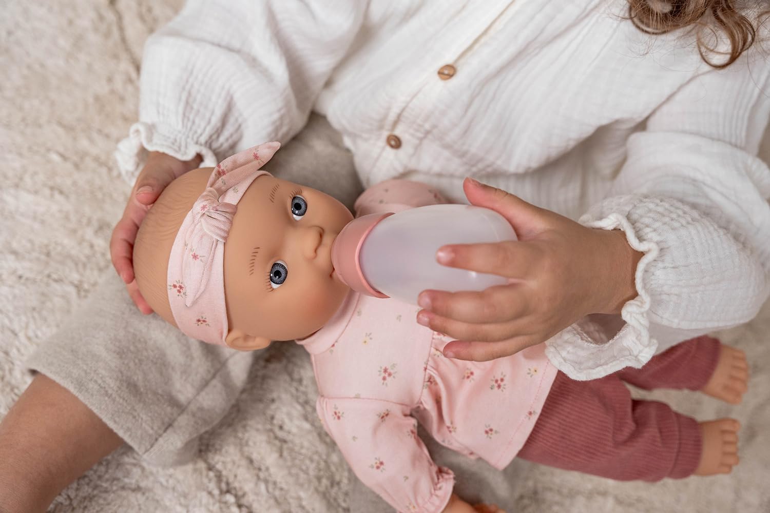 Little Dutch Lily 4581 babypop 6-delige set (poppenkleding, fopspeen en drinkfles) blauwe ogen en zacht lichaam - 36 cm - vanaf 18 maanden