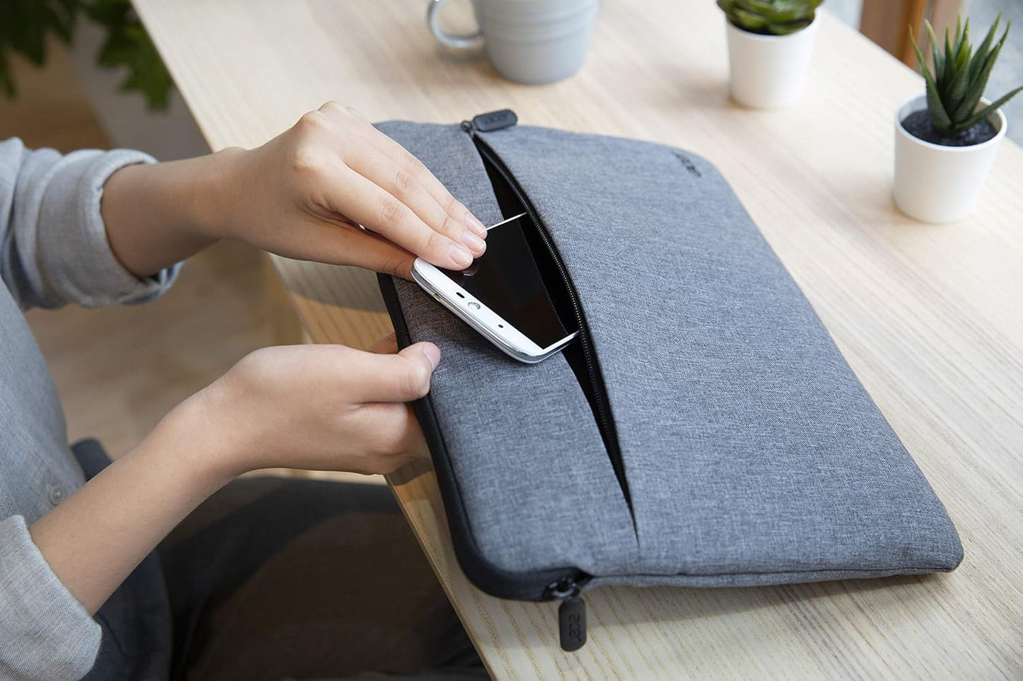 Acer Protective Sleeve for up to 11.6 Inch Notebooks and Tablets: Universal Protective Sleeve/Water Resistant Outer Material/Protects Against Dirt and Bumps/Extra Front Pocket/Light Grey