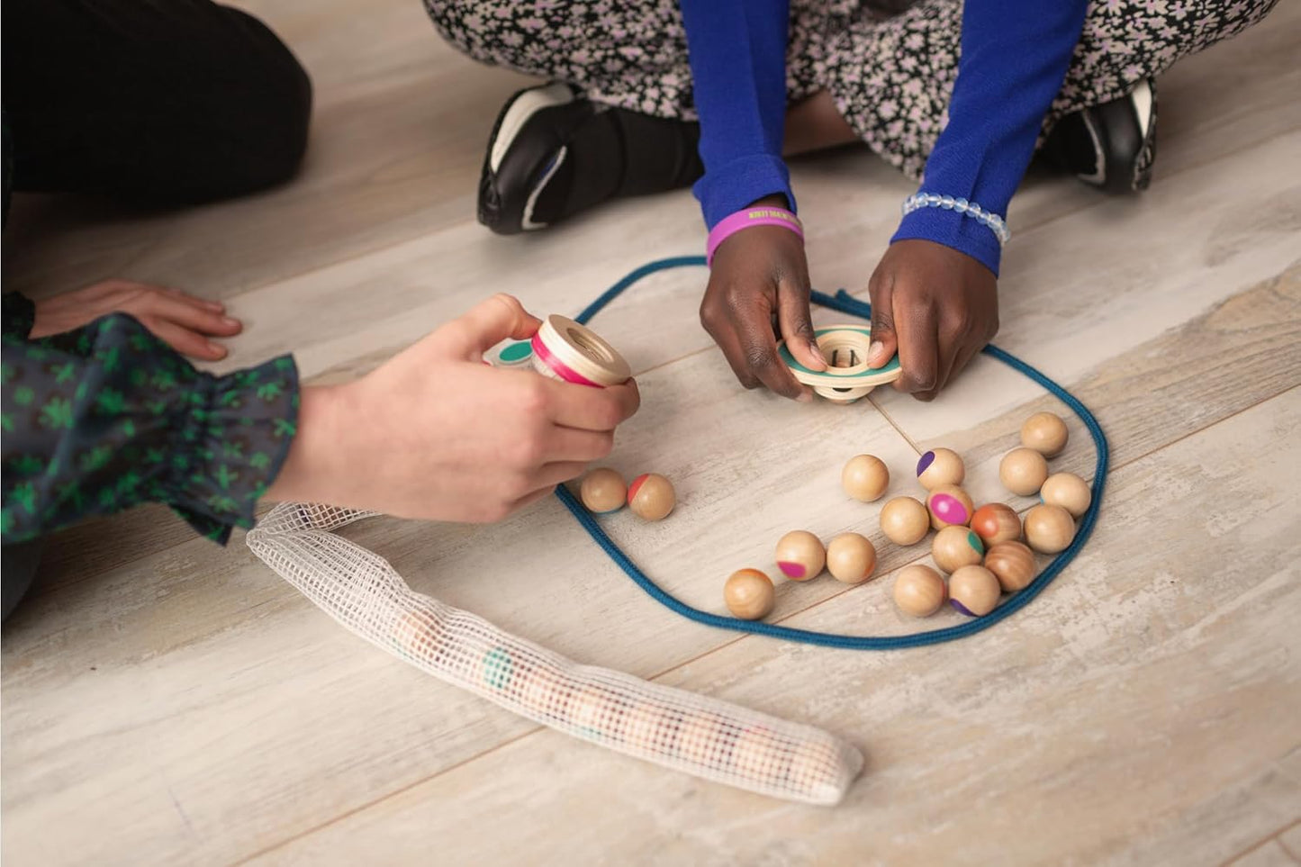 BS Toys Strategisch spel Plopt it! Sorteer de kleurrijke ballen in de juiste volgorde - spannend teamspel - Bevordert motorische coördinatie - Voor kinderen van 6 jaar en ouder - 4 spelers