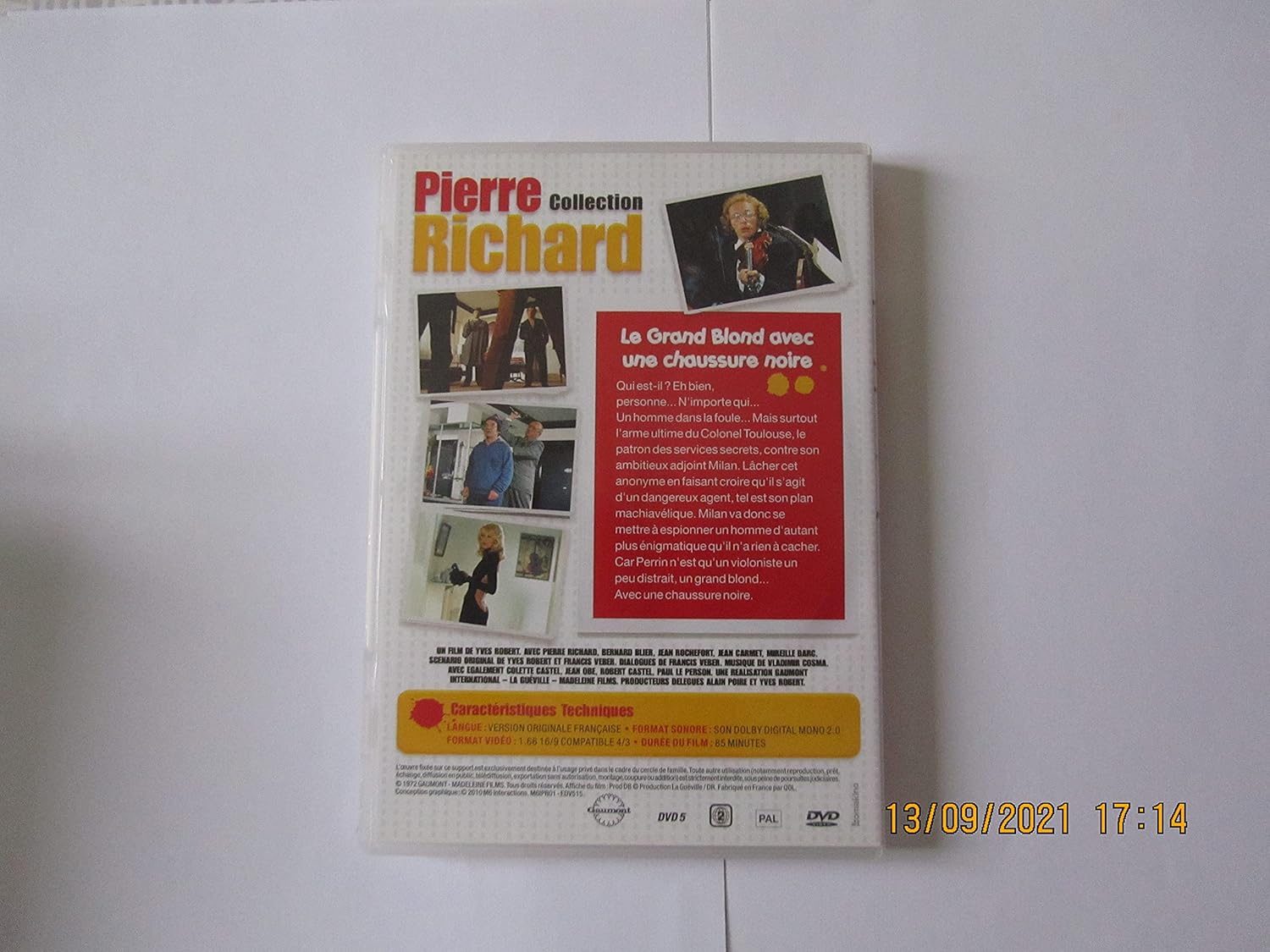 Le grand blond avec une chaussure noire