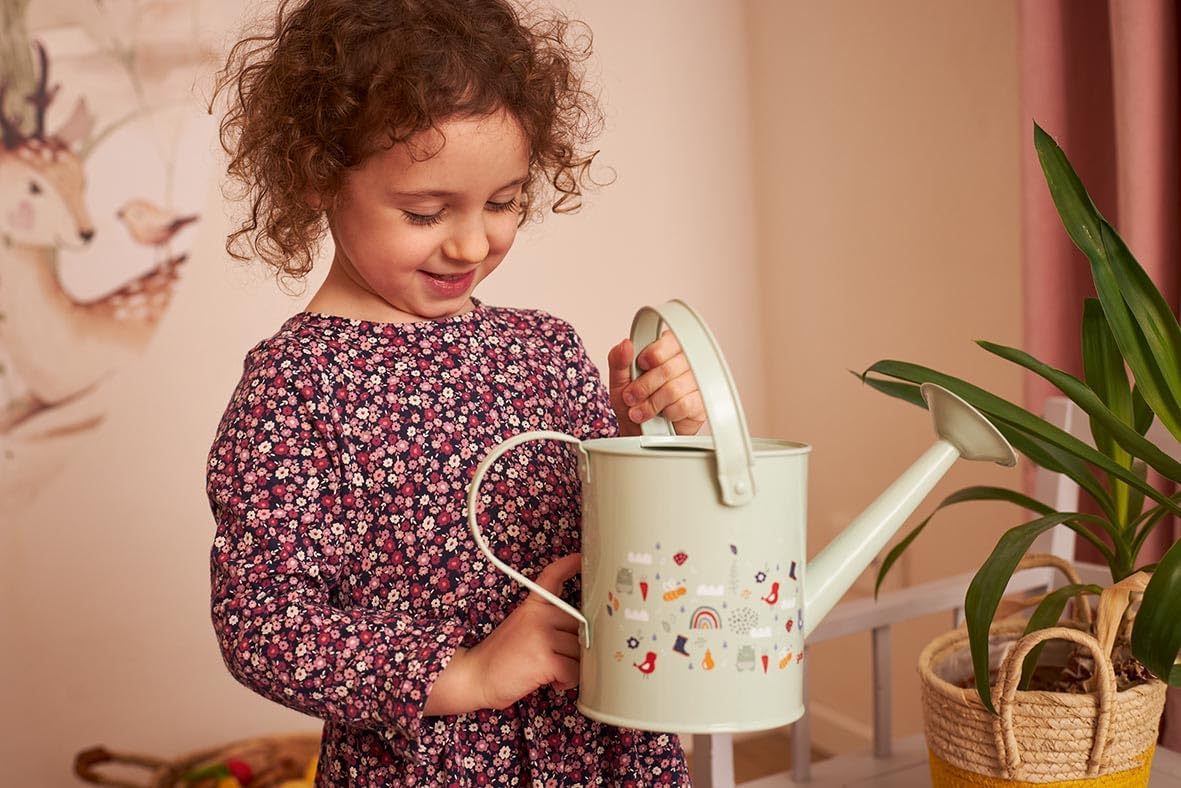 goki 63865 - Gießkanne Frühling aus Metall für Kinder – Farbenfrohes Gartenwerkzeug für kleine Gärtner – Niedliche Motive – Robustes und langlebiges Gartenspielzeug, 30x12x22cm, ab 3 Jahre