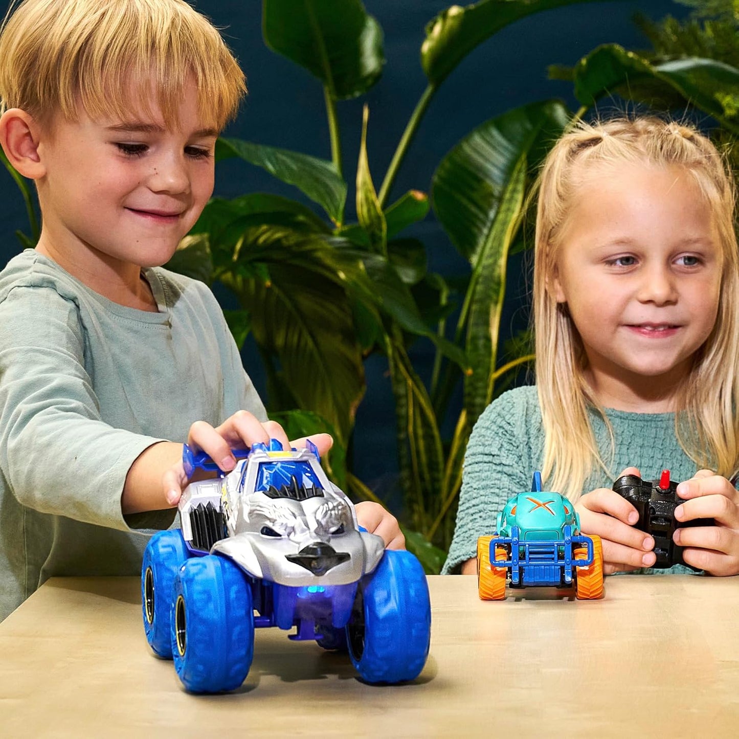 Dickie Toys – Arctic Ice Monster Auto, 25 cm, grande monster truck con funzione vapore e pneumatici in gomma, macchinina giocattolo per bambini dai 3 anni, luci e suoni, batterie incluse, 203754002