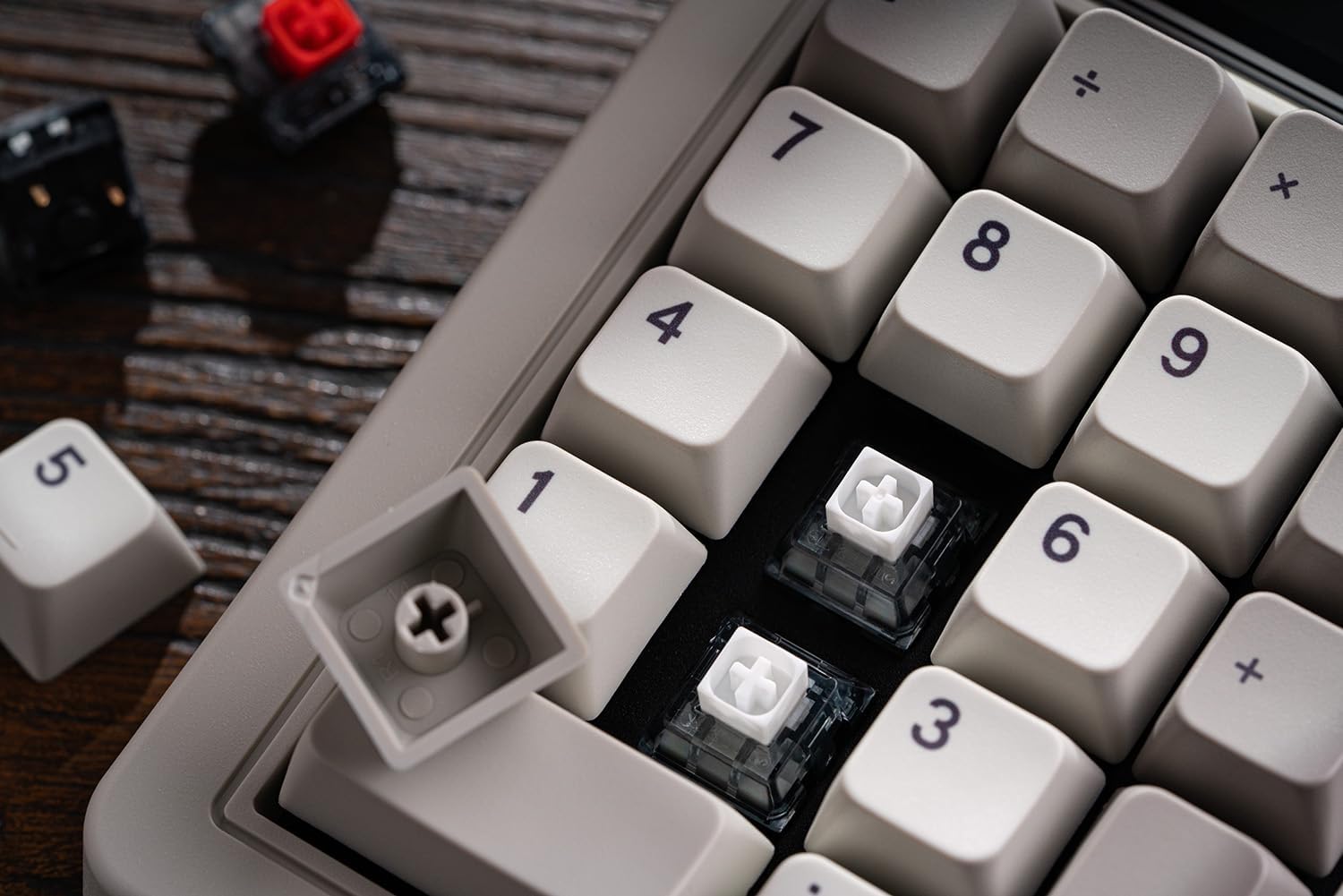 8BitDo Retro 18 Mechanical Numpad, Supports Calculator Mode, Bluetooth/2.4G/Wired Numpad for Windows and Android