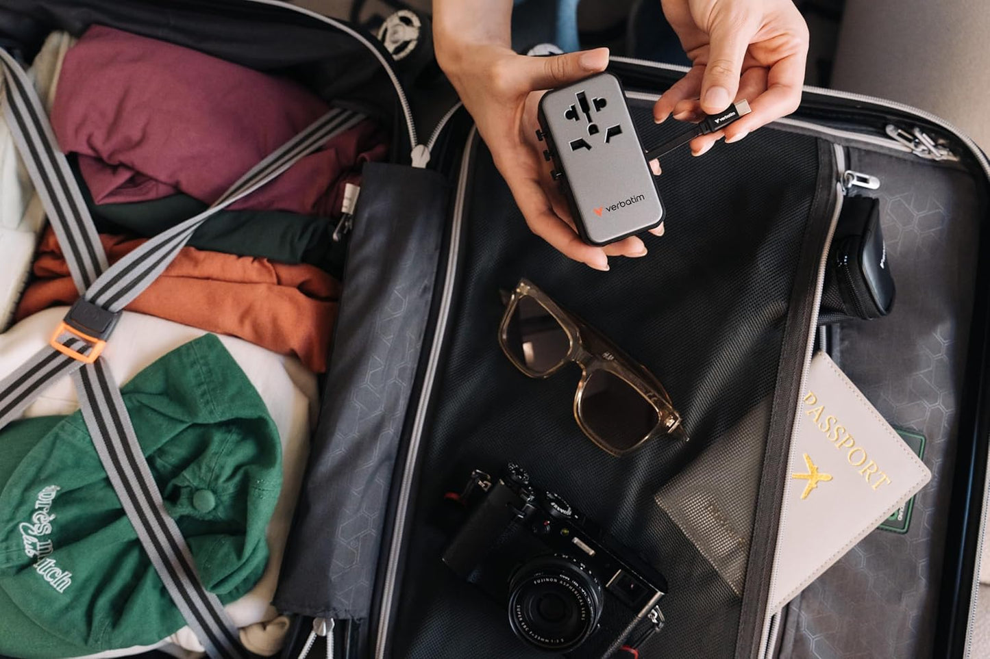 Verbatim GaN - Adattatore universale da viaggio con cavo USB C integrato, 85 W, con 1 porta USB‑A e 3 porte USB-C, caricatore rapido per laptop, cellulare, fotocamera, utilizzabile in tutto il mondo