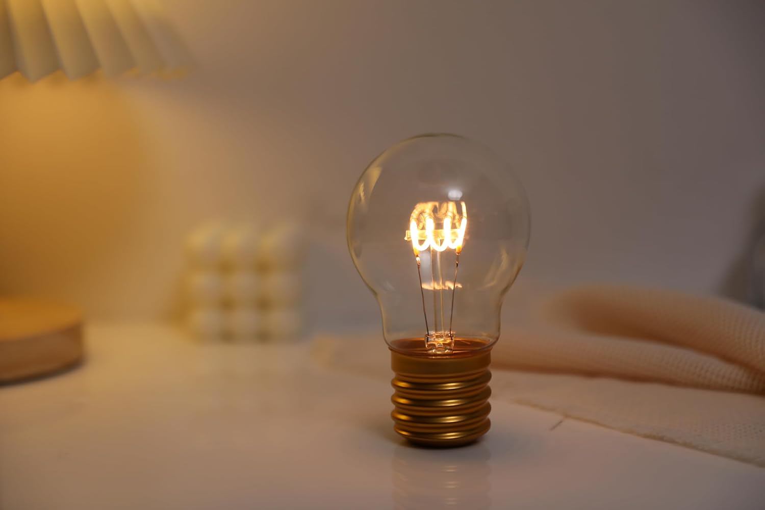 I-TOTAL® - Decorative Light Bulb Shape with Stylish LED Design - USB Charging, Elegant Gift Idea - Classic