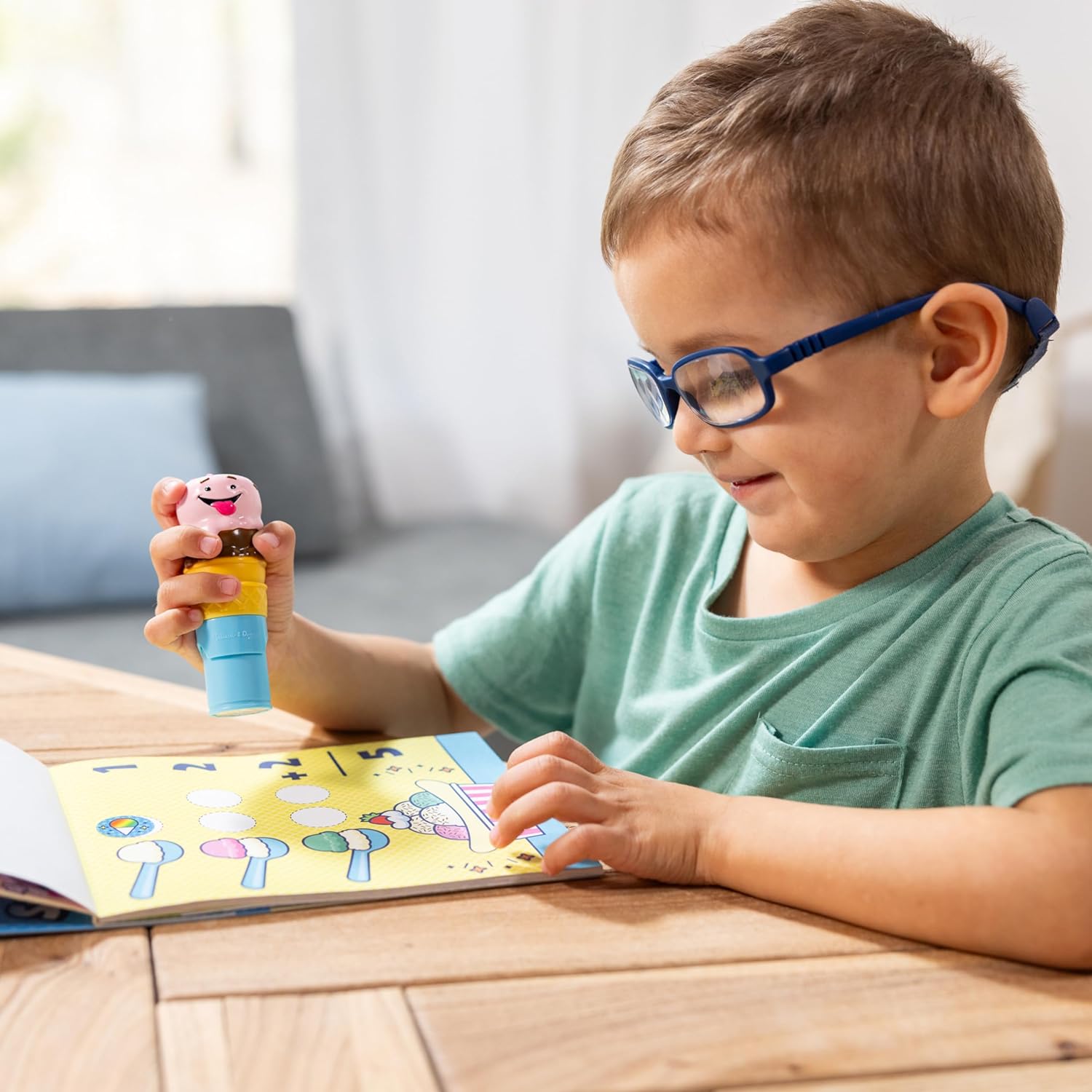 Melissa & Doug Sticker Wow! 24-seitiger Aktivitätenblock und Aufkleberstempel, 300 Aufkleber, Aktivität-Bastelspielzeug Sammlerfigur – Eiscreme