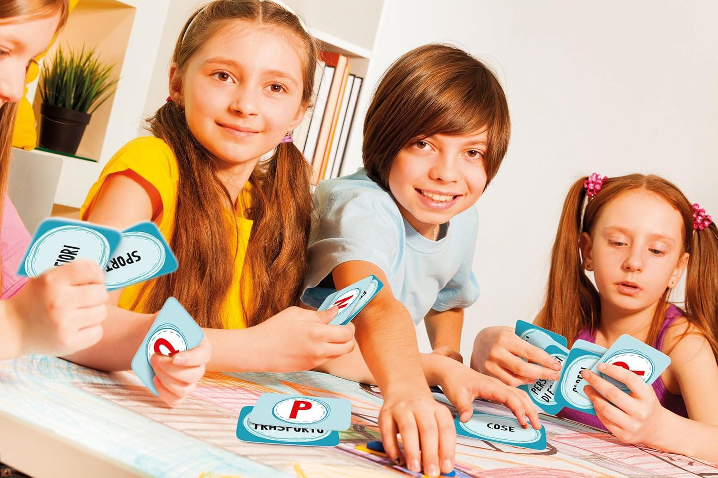 Clementoni - Giochi da Tavolo Bambini, Nomi, Cose, Città Deluxe, Mazzo di Carte 2-6 Giocatori da Giocare in Famiglia, Regalo Bambini 7 Anni, Made In Italy 0-36 Mesi, 16812