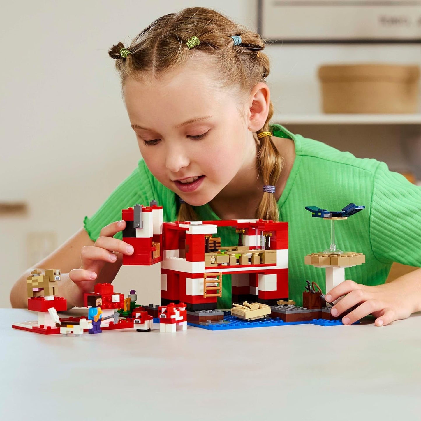LEGO Minecraft The Mooshroom House Toy - Building Set incl. a Steve Figure, Mobs, a Crafting Table and Farm - Gaming Gift for 8+ Year Old Girls & - Boys 21270
