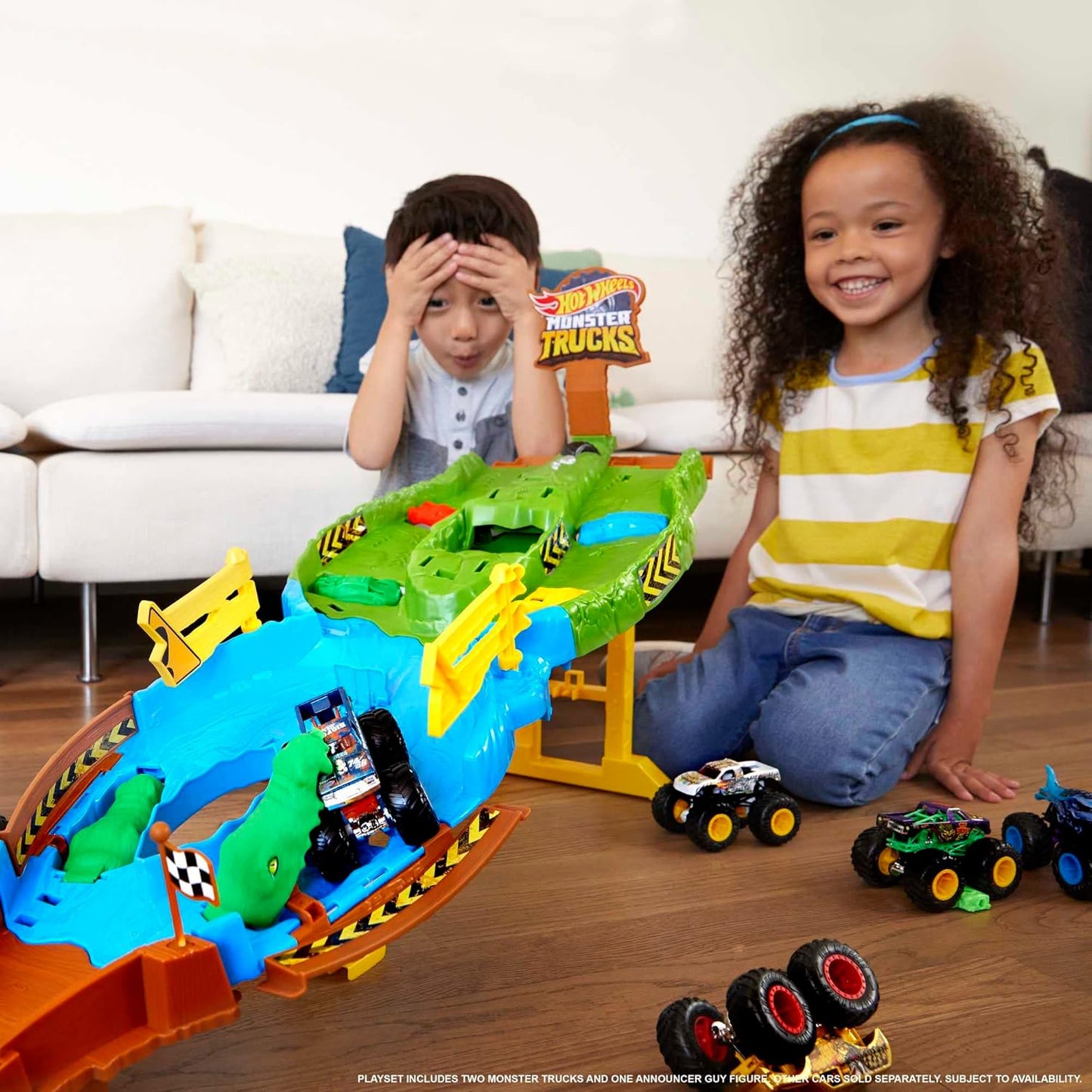 HOT WHEELS TOTAL Monster Trucks Wreckin’ Raceway Playset with Monster Trucks Bigfoot & Gunkster for Head-To-Head Competition, Toy for Kids 3 Years Old & OIder
