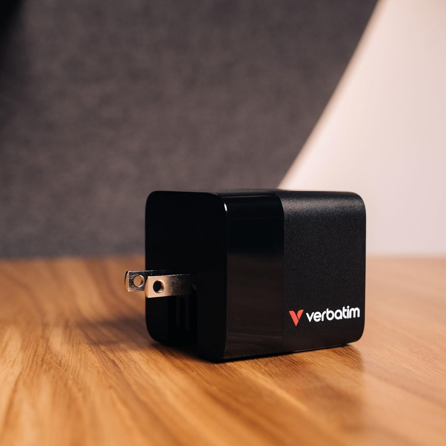 Verbatim - 65W 2 Port With Retractable Cable