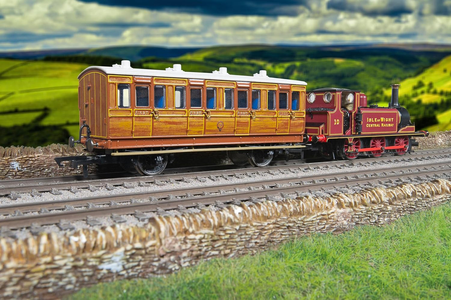 Hornby R40414 IoW CR 4 Wheel Coach 4 Door 1st Class - Era 2 Coaches & Coach Packs