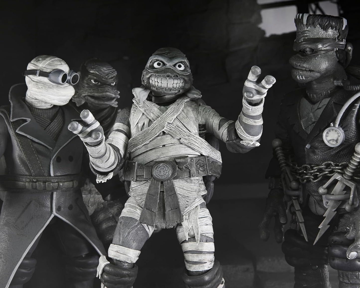 NECA - Monstruos universales/Tortugas Ninja Mutantes Adolescentes - Figura de acción a escala de 7 pulgadas - Paquete de 4 tortugas en blanco y negro