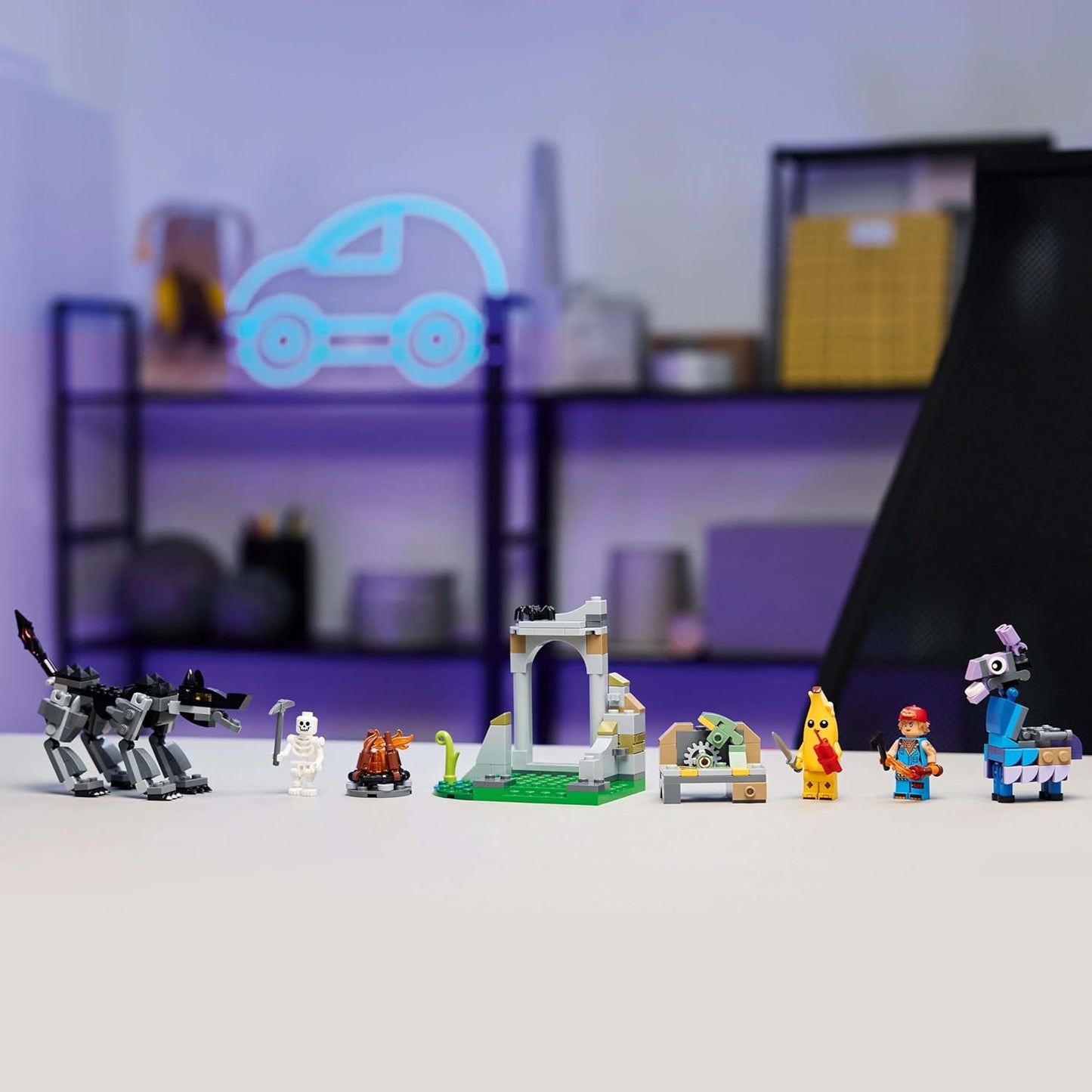 LEGO Fortnite Campo di Bananita e Starter Giocattolo - Include le Figure del Lupo e del Lama delle Scorte, 3 Minifigure e un Falò - Regalo per Gamer, Bambini, Bambine e Fan da 7 Anni - 77075