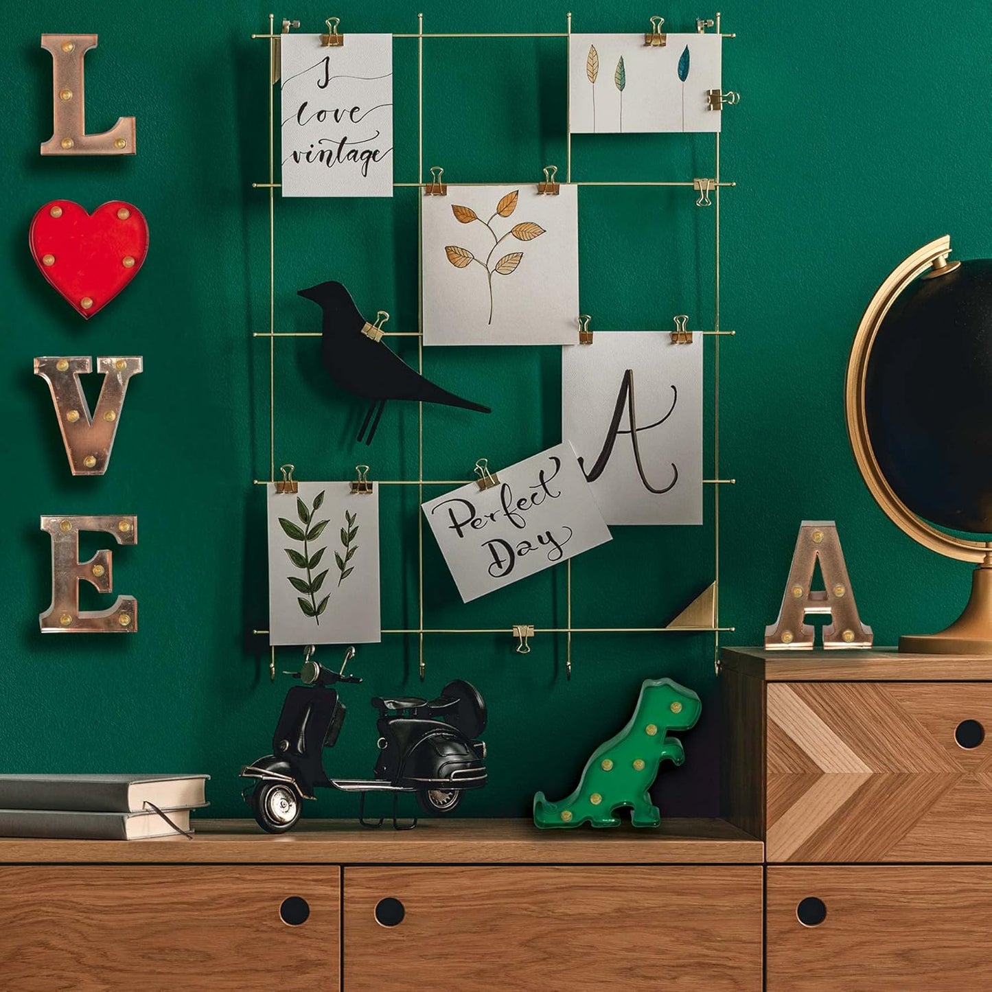 Legami - Mini Lettera Decorativa Luminosa, Gancio Posteriore per Appendere la Lettera al Muro, Tasto ON/off, 3 Batterie già Incluse, Luce Color Bianco Caldo, Lettera