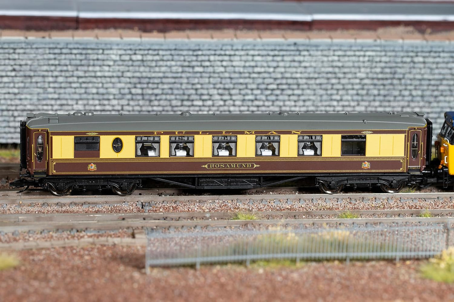 Hornby TT TT4003G Pullman 1st Class Kitchen Rosamund Coaches