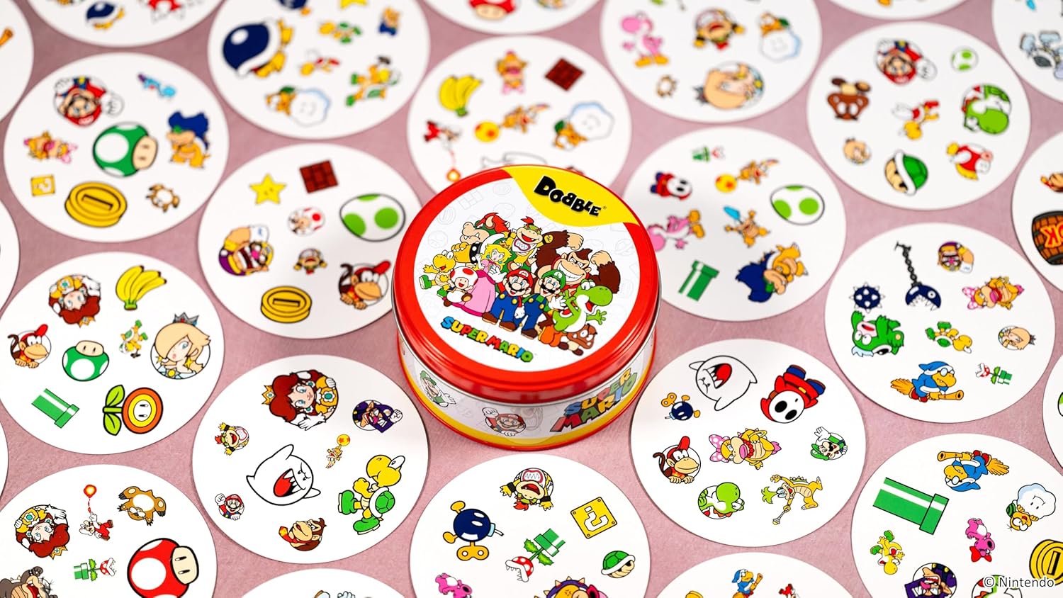 Asmodee - Dobble: Super Mario – Gesellschaftsspiele – Kartenspiel – Spiel für Kinder, Erwachsene und Familie – Schnelligkeit und Beobachtung – ab 6 Jahren – 2 bis 8 Spieler – 15 Minuten –