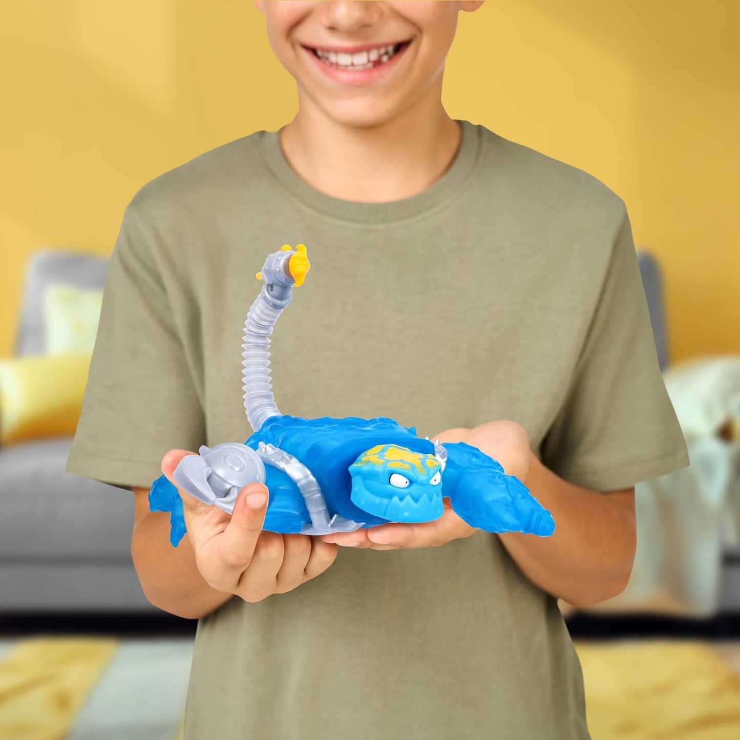 Little Live Pets Hydro-Sting Combat Scorpion with 2 Attack Modes: Crushing Clamp and Hydro Blast Explosive Dart Tail, Stretches up to 3 Times Its Size, Standing Mode and Mount Mode