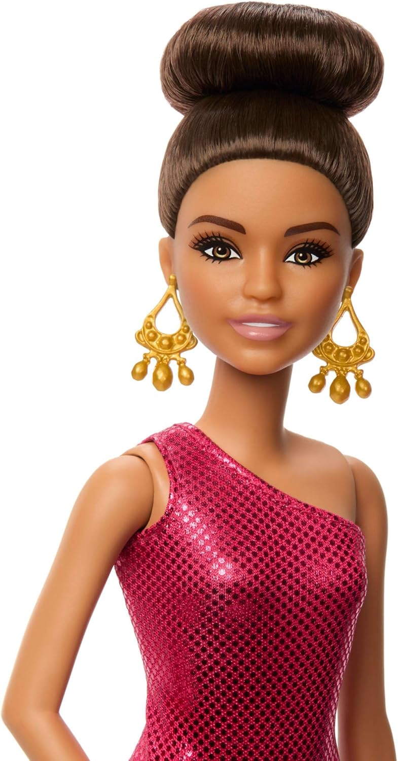 Barbie Ballroomdanser, modepop in rode jurk met ruches, dansschoenen en stijlvol kapsel, danstrofee als accessoire, JFR09