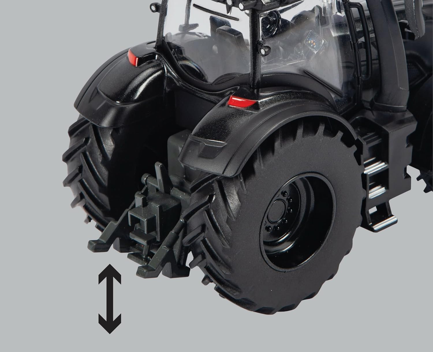 Britains Valtra Q305 - Réplica de Tractor Valtra Compatible con Animales de Granja y Juguetes a Escala 1:32, Adecuada para coleccionistas y niños a Partir de 3 años