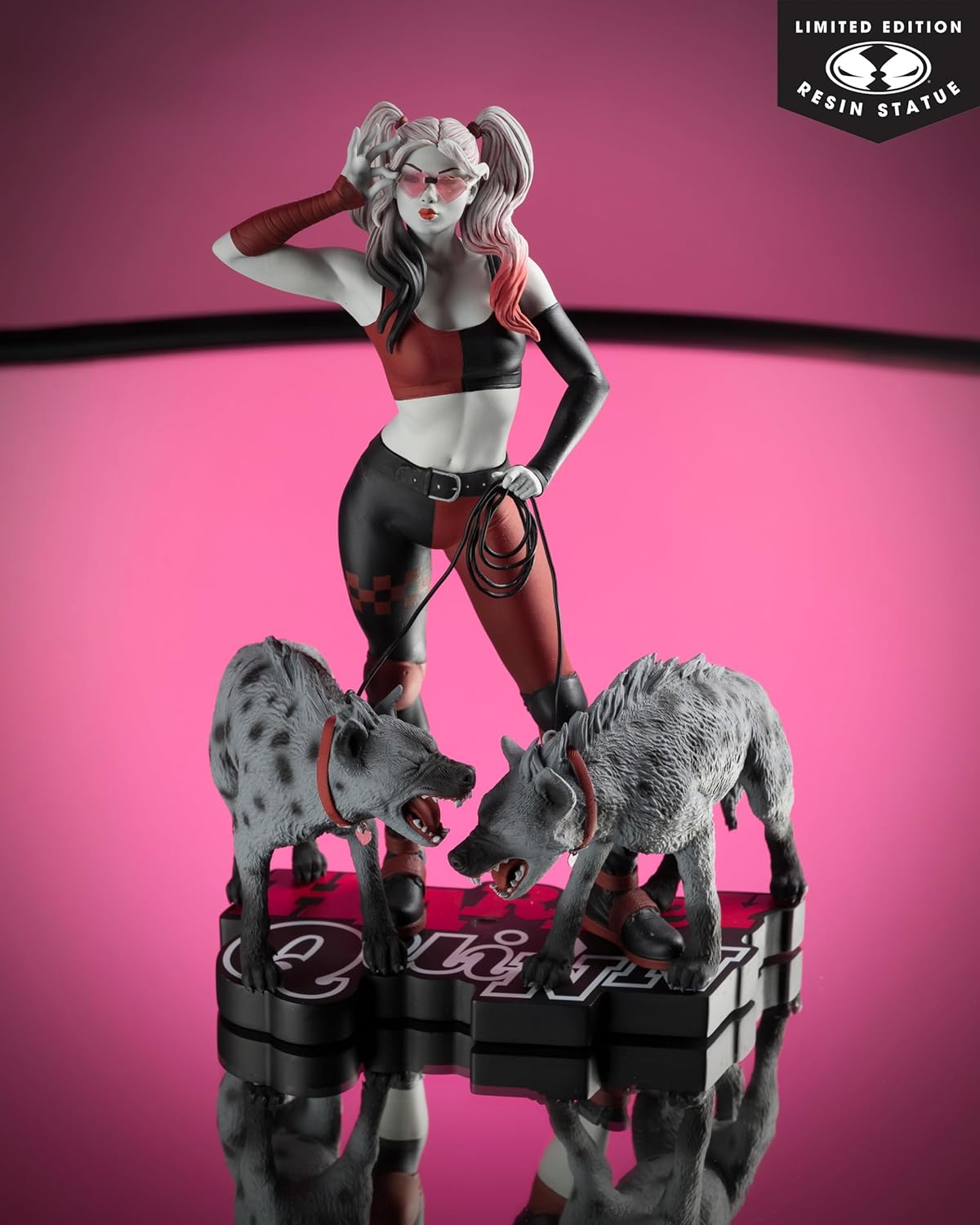 McFarlane Toys - DC Direct Harley Quinn di Jenny Frison (Harley Quinn: rosso, bianco e nero) statua in resina scala 1:10