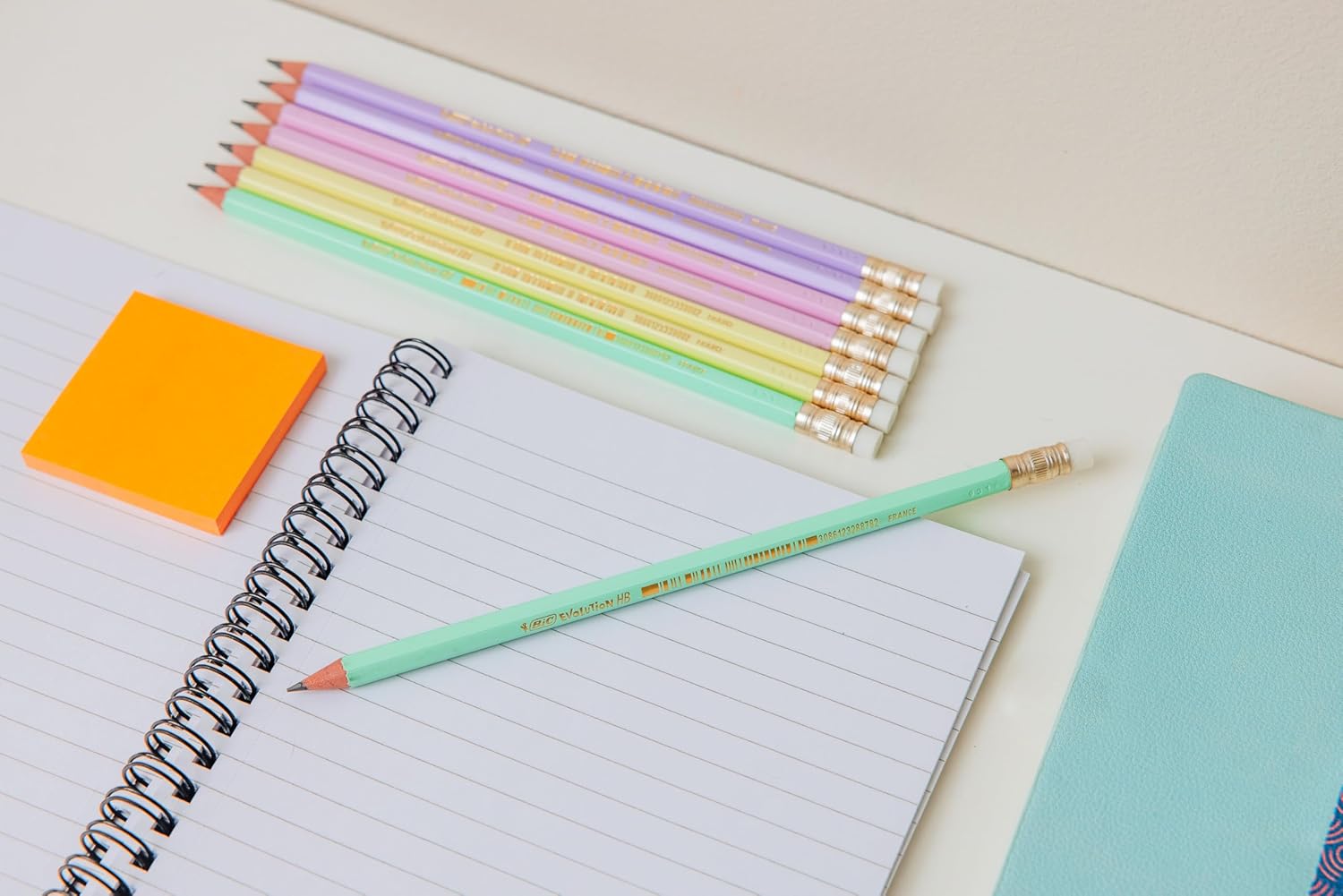BIC Matite in Grafite Evolution Pastel con Gomma per Cancellare e Mina HB Resistente agli Urti - 4 Diversi Colori del Fusto, Pacco da 12